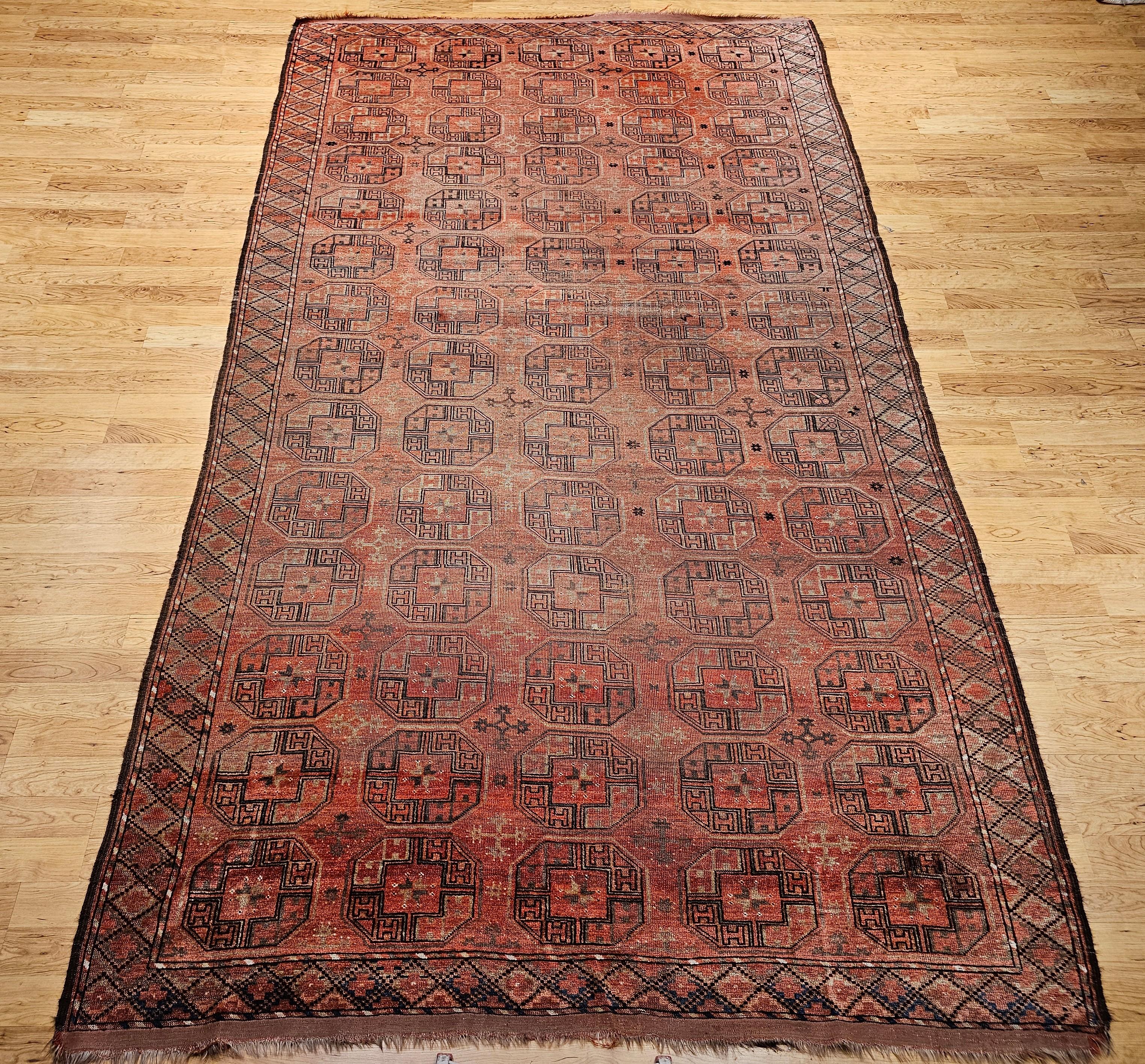 Vintage-Turkmenischer Tekke-Galerie- oder Flurteppich in einem geometrischen Allover-Muster mit kleinen Medaillonformen (turkmenischer Gul) in Ziegelrot mit Akzentfarben in Grün, Braun und Grau.    Der turkmenische Tekke-Knüpfteppich wurde in der