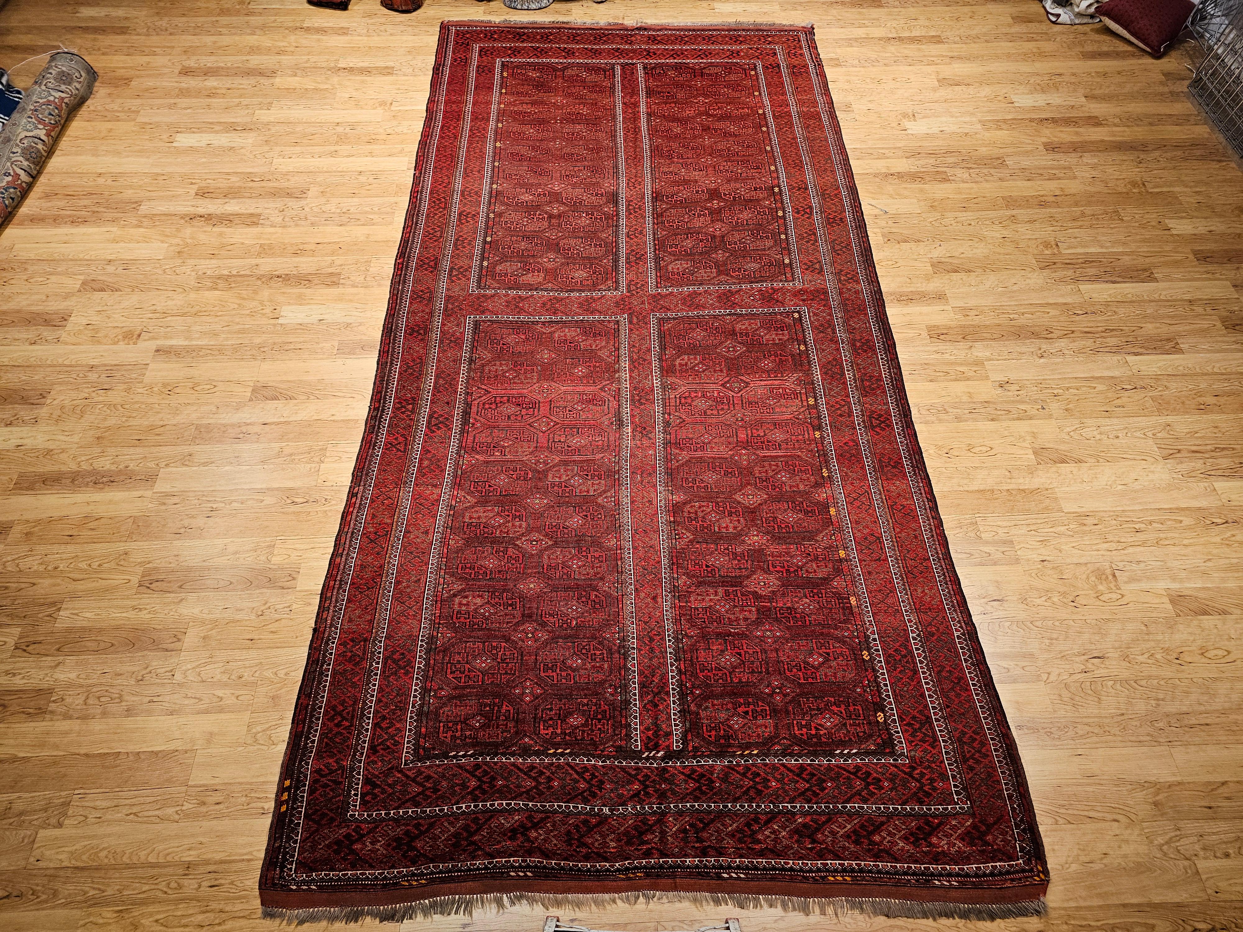 Galerieteppich oder Flurteppich der Turkmenen Tekke mit geometrischem Medaillonmuster (Turkmen Gul) in Ziegelrot mit Akzentfarben in Grün, Braun und Grau.    Der turkmenische Tekke-Knüpfteppich wurde in der ersten Hälfte des 20. Jahrhunderts mit