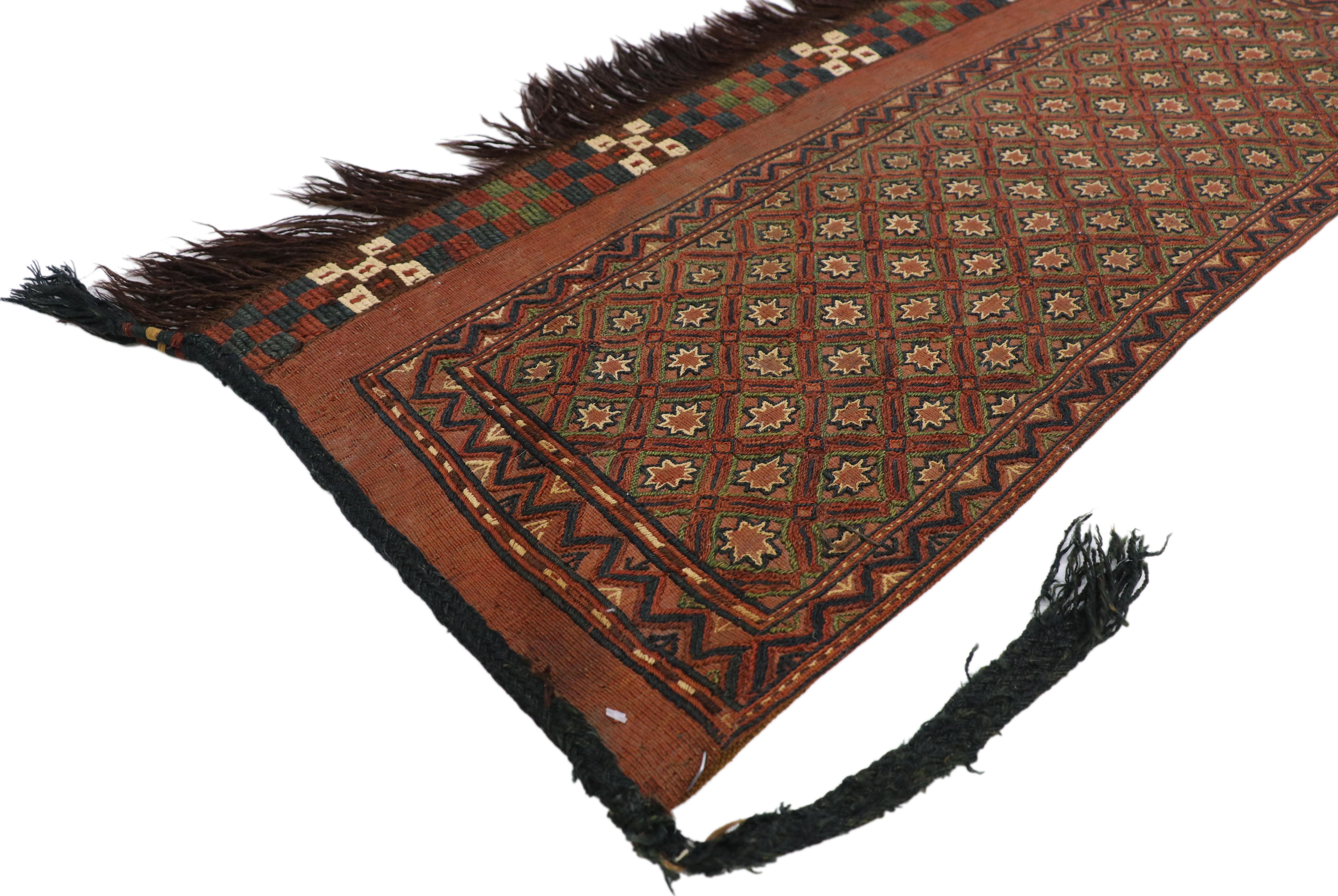 76637 Vintage Afghan Ersari Turkmen Torba, wall hanging, tapestry. Ce sac de rangement Torba en laine afghane turkmène nouée à la main présente un motif géométrique symétrique sur toute la surface, composé de motifs Gul, probablement Tekke, Ersari
