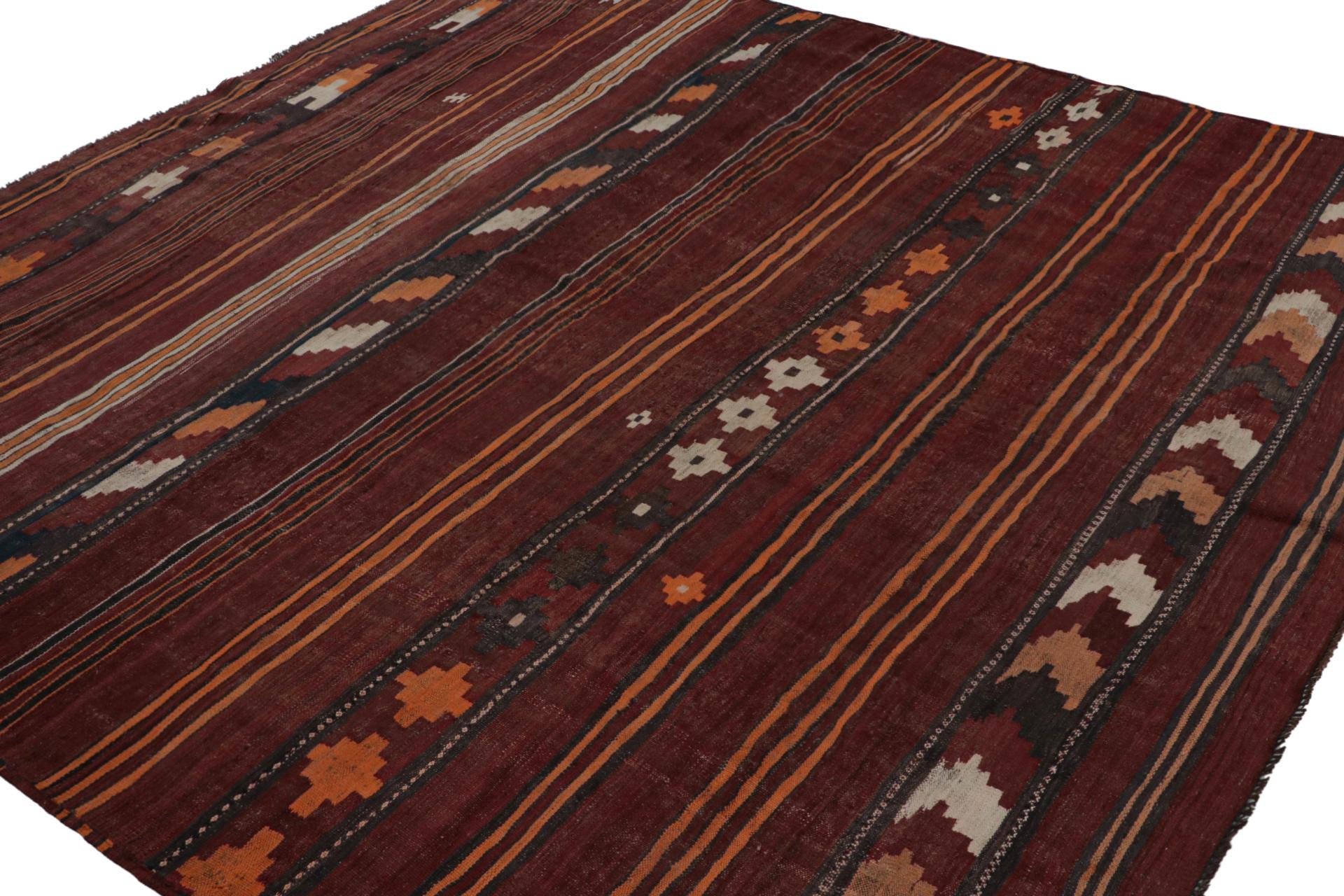 Aus der Vintage-Auswahl von Rug & Kilim: ein 9x10 großer afghanischer Ghalmouri-Kilim-Teppich, der vermutlich aus den Jahren 1970-1980 stammt, aber möglicherweise auch schon Mitte des 20. Handgewebt aus Wolle.

Über das Design:

Dies ist ein
