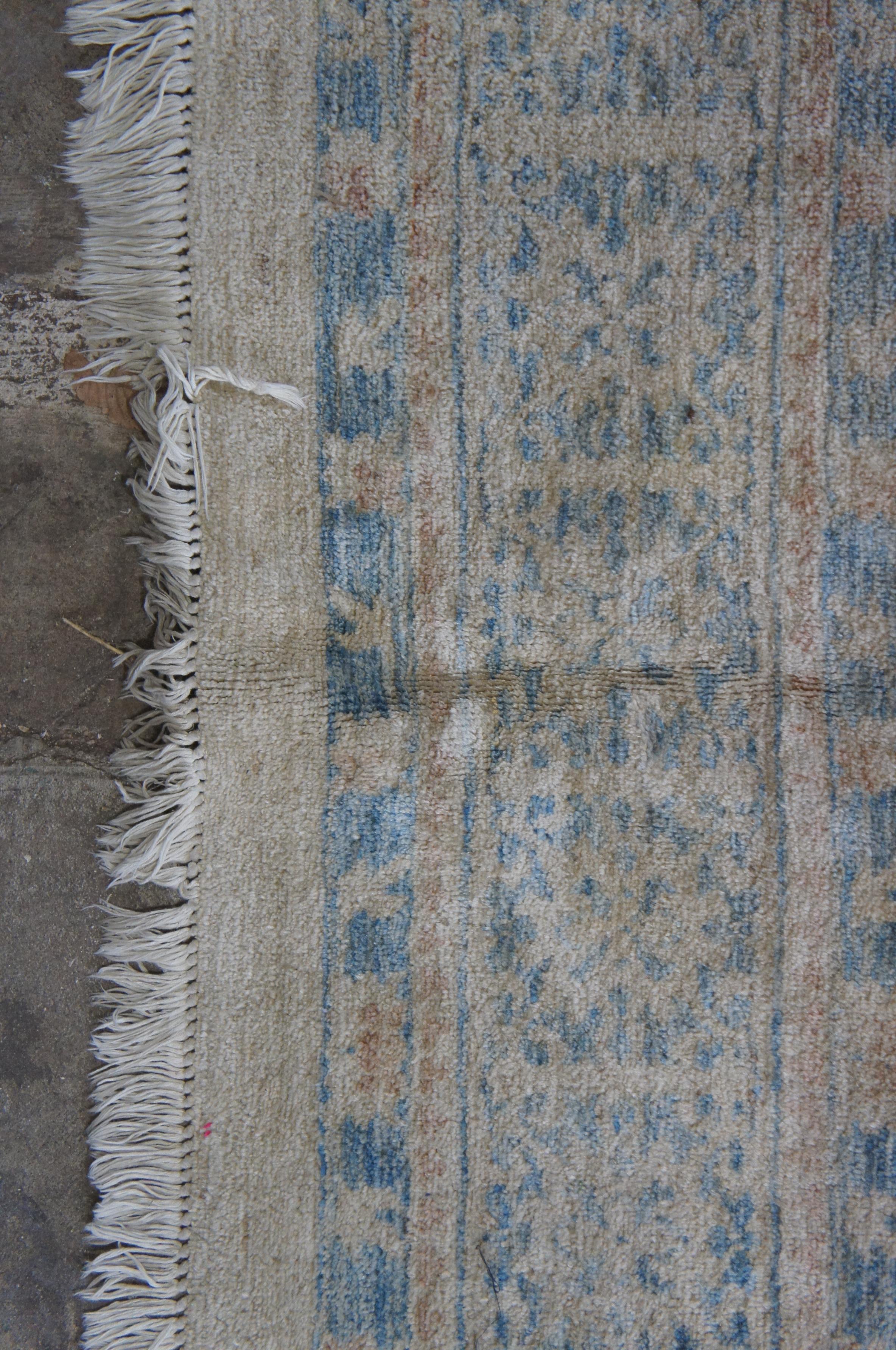 XX secolo Vintage Afghan Hand Knots Rugs Blu e Beige Geometrico Tappeto 9' x 11' in vendita