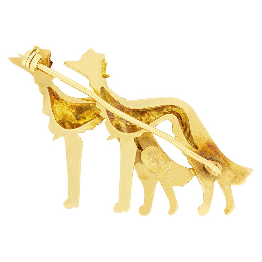 Réalisée en or jaune 18 carats, cette charmante broche représente un couple de chiens courants afghans. Fabriquée dans les années 1960, cette broche merveilleusement travaillée pèse 9,5 grammes et repose sur une simple épingle pour faciliter son