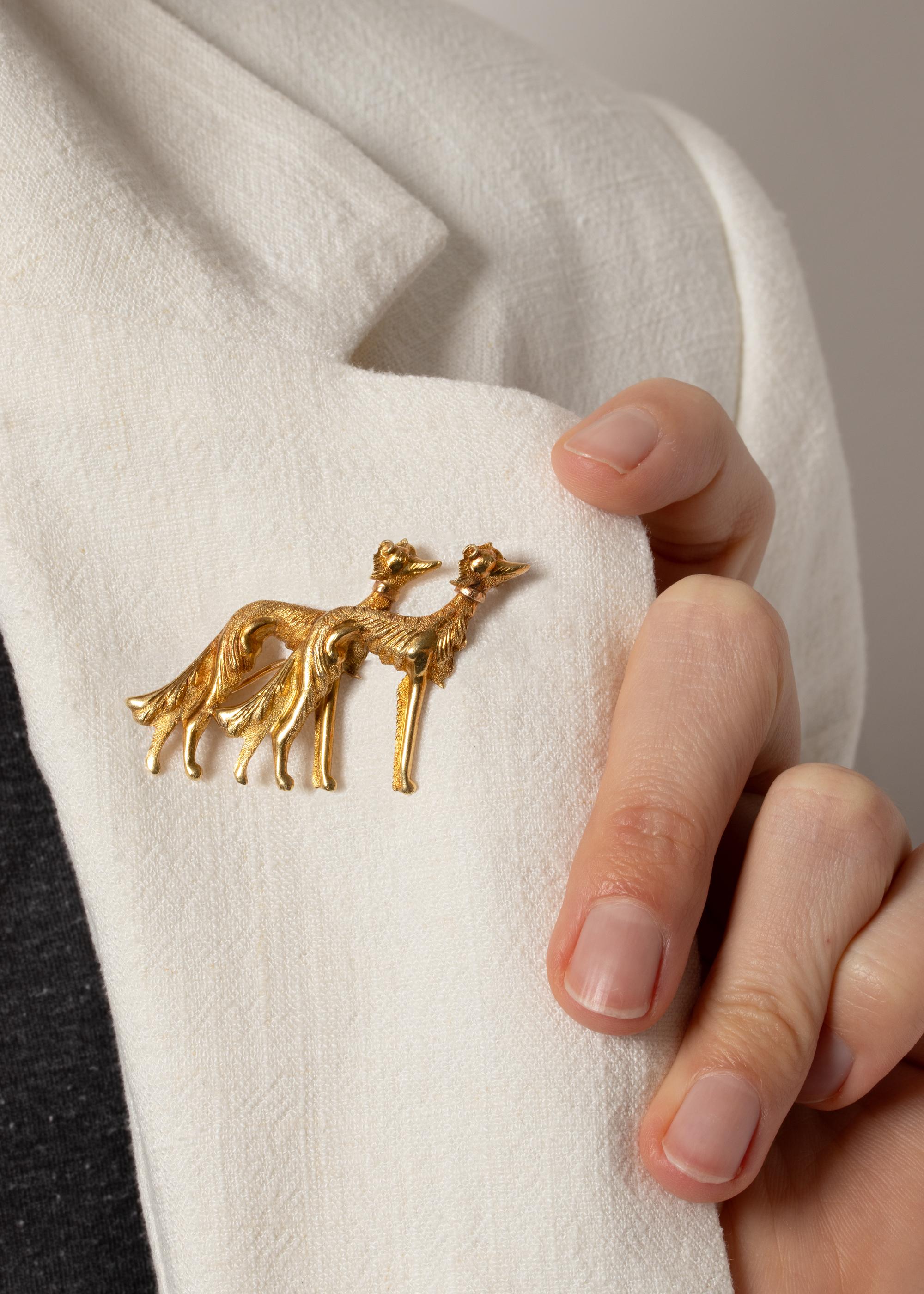 Broche vintage afghane avec chien de chasse, c. 1960 Unisexe en vente