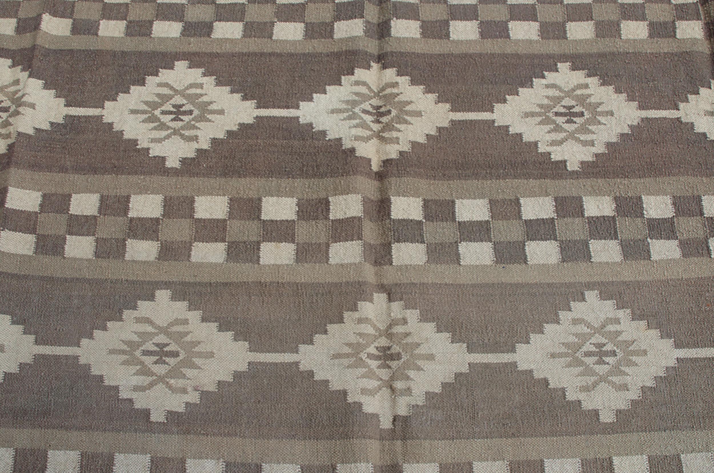 Vintage Afghan Kilim Carpet 409x304cm In Good Condition For Sale In Henley-on-Thames, Oxfordshire