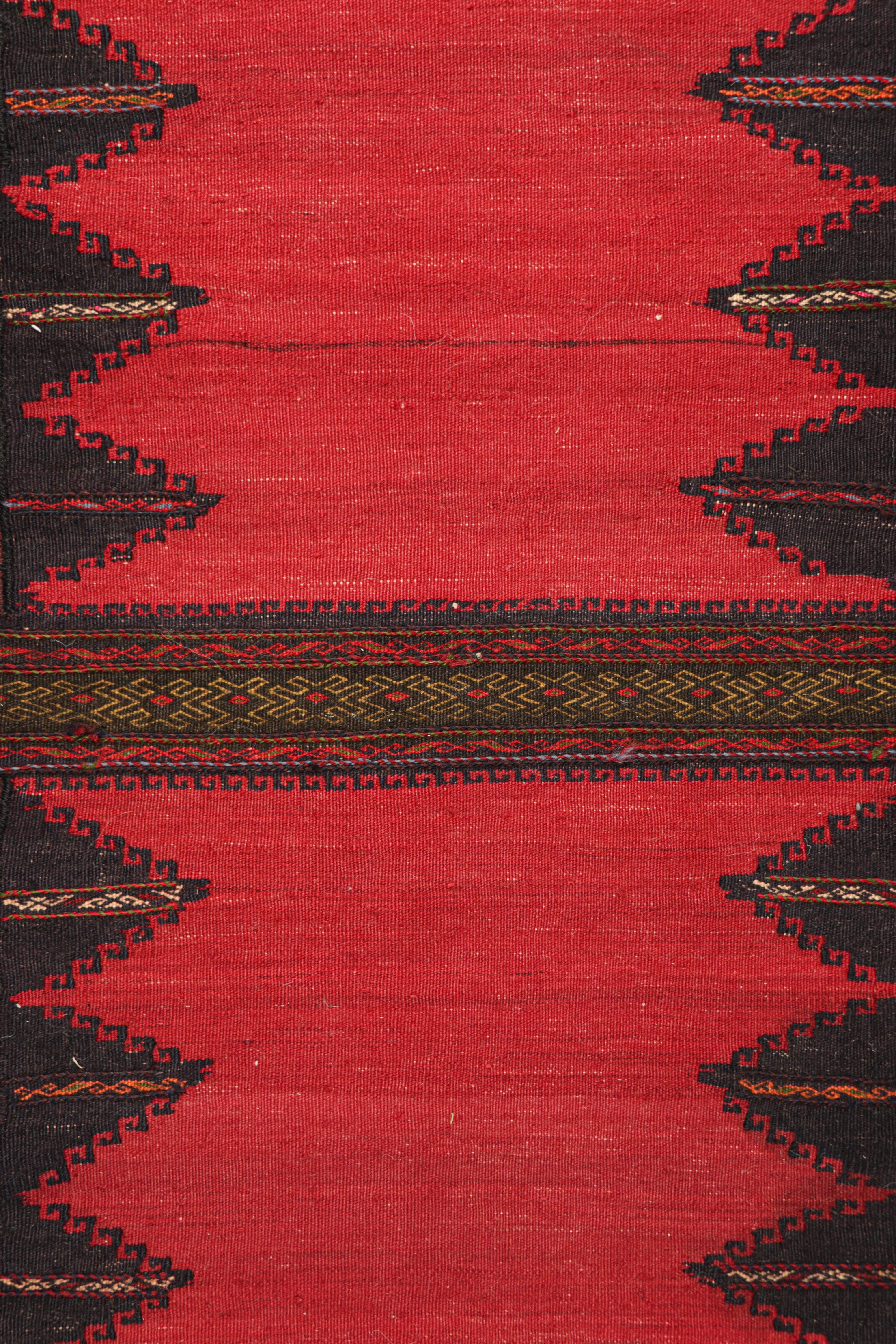 Dieser handgewebte afghanische 2×4-Stammeskelim aus Wolle (ca. 1950-1960) ist ein Sammlerstück, das im täglichen Leben der Nomaden möglicherweise als Tischdecke verwendet wurde, ähnlich wie die persischen Sofreh-Kelims.

Über das Design: 

Dieses
