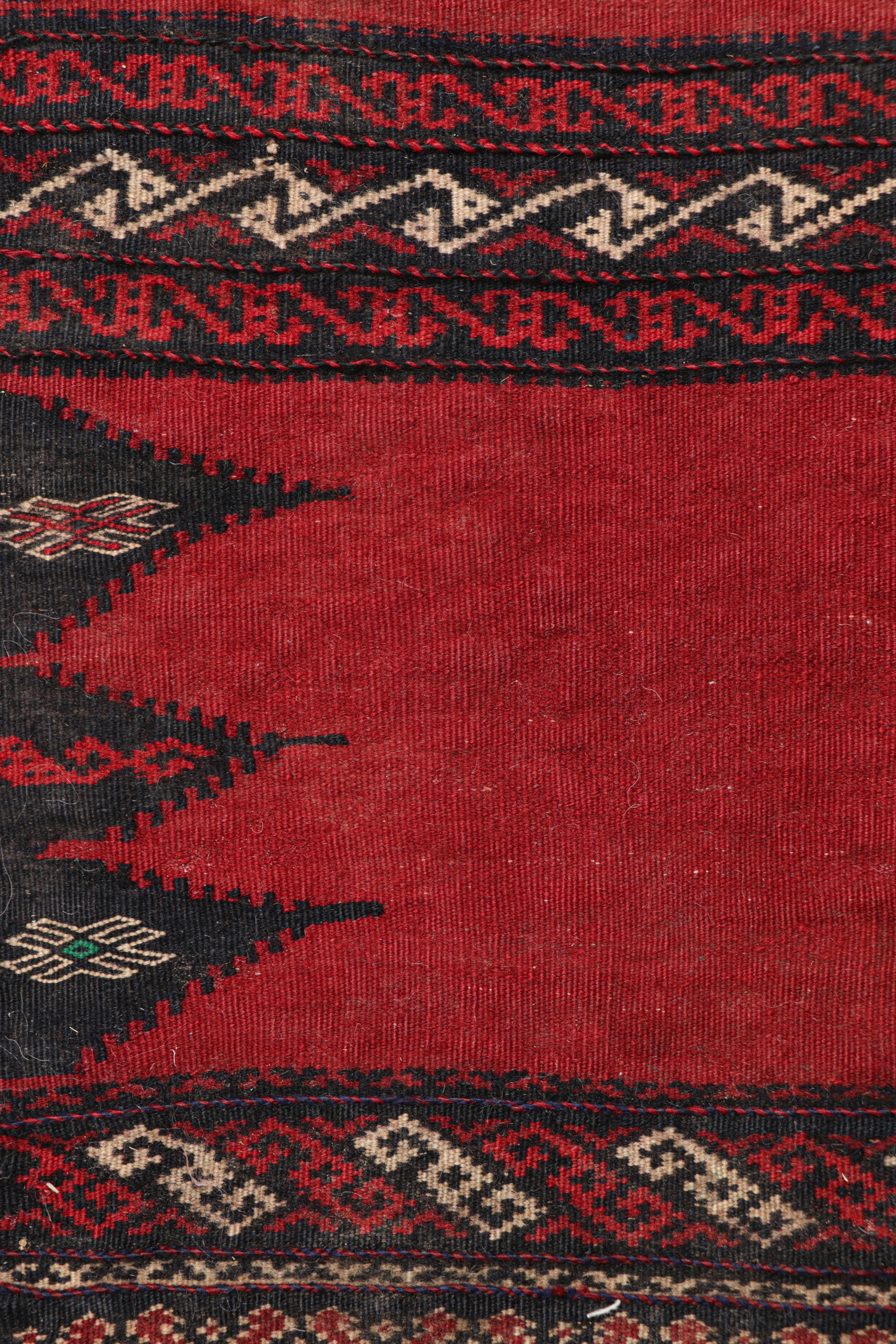 Alter afghanischer Kelim in Rot mit Streifen und geometrischen Mustern, von Rug & Kilim (Stammeskunst) im Angebot