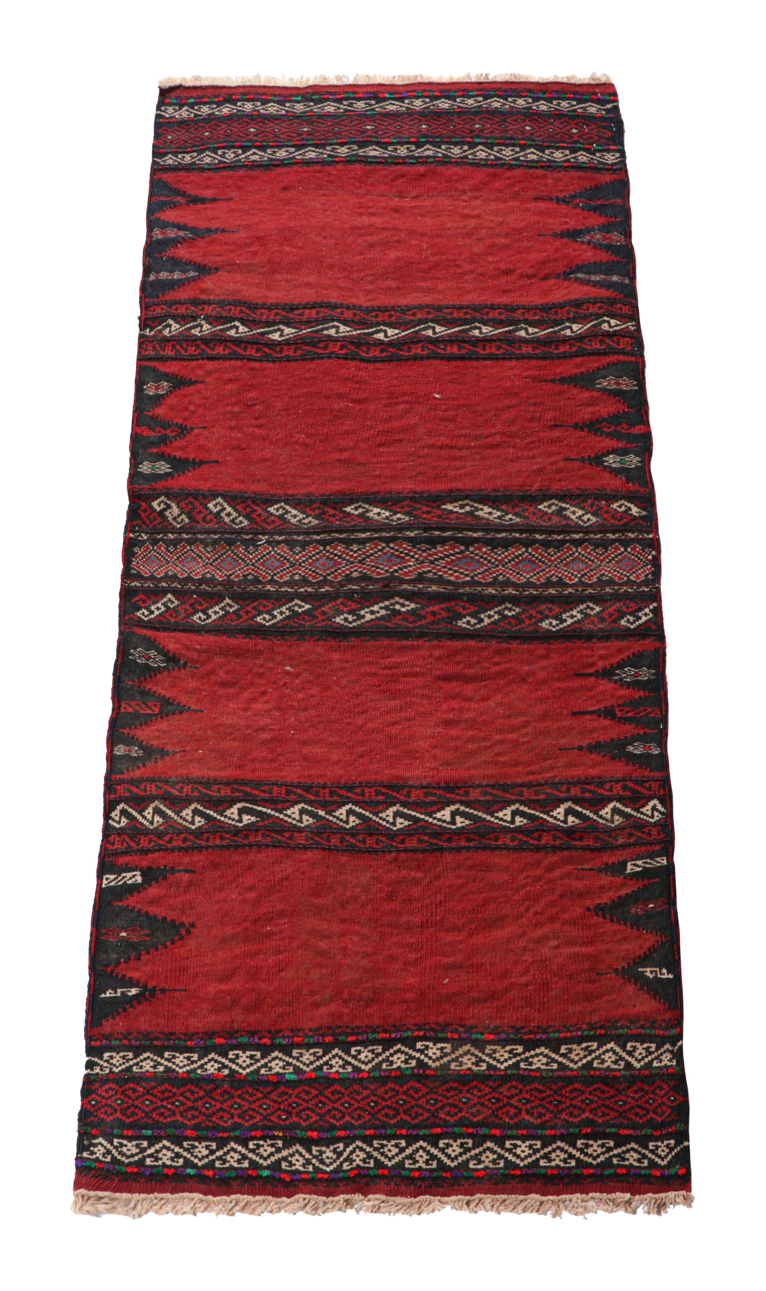 Alter afghanischer Kelim in Rot mit Streifen und geometrischen Mustern, von Rug & Kilim (Handgewebt) im Angebot