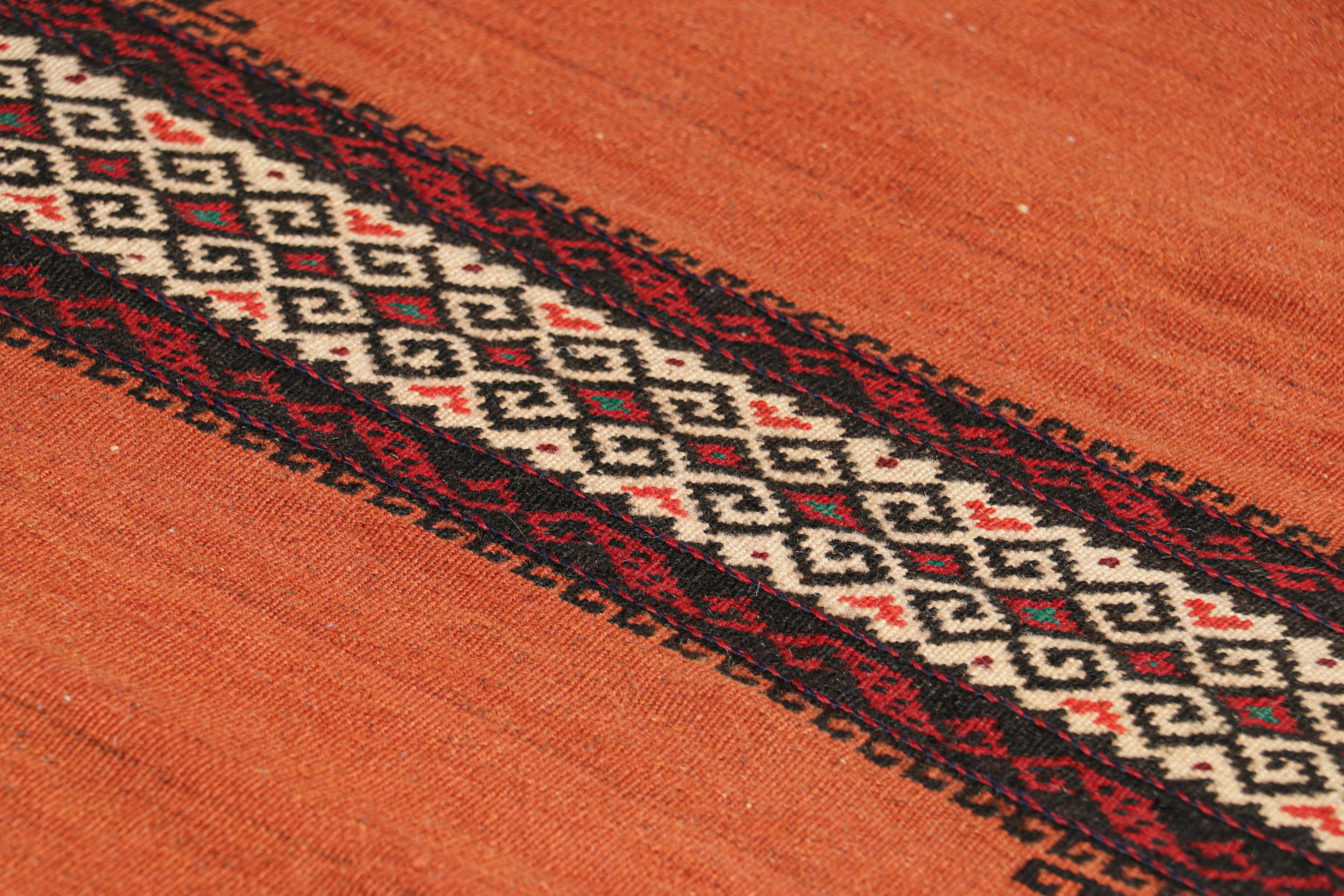 Dieser handgewebte afghanische 2x5-Stammeskelim aus Wolle (ca. 1950-1960) ist ein Sammlerstück, das im Nomadenalltag möglicherweise als Tischdecke verwendet wurde, ähnlich wie die persischen Sofreh-Kelims.

Über das Design: 

Dieses archaische