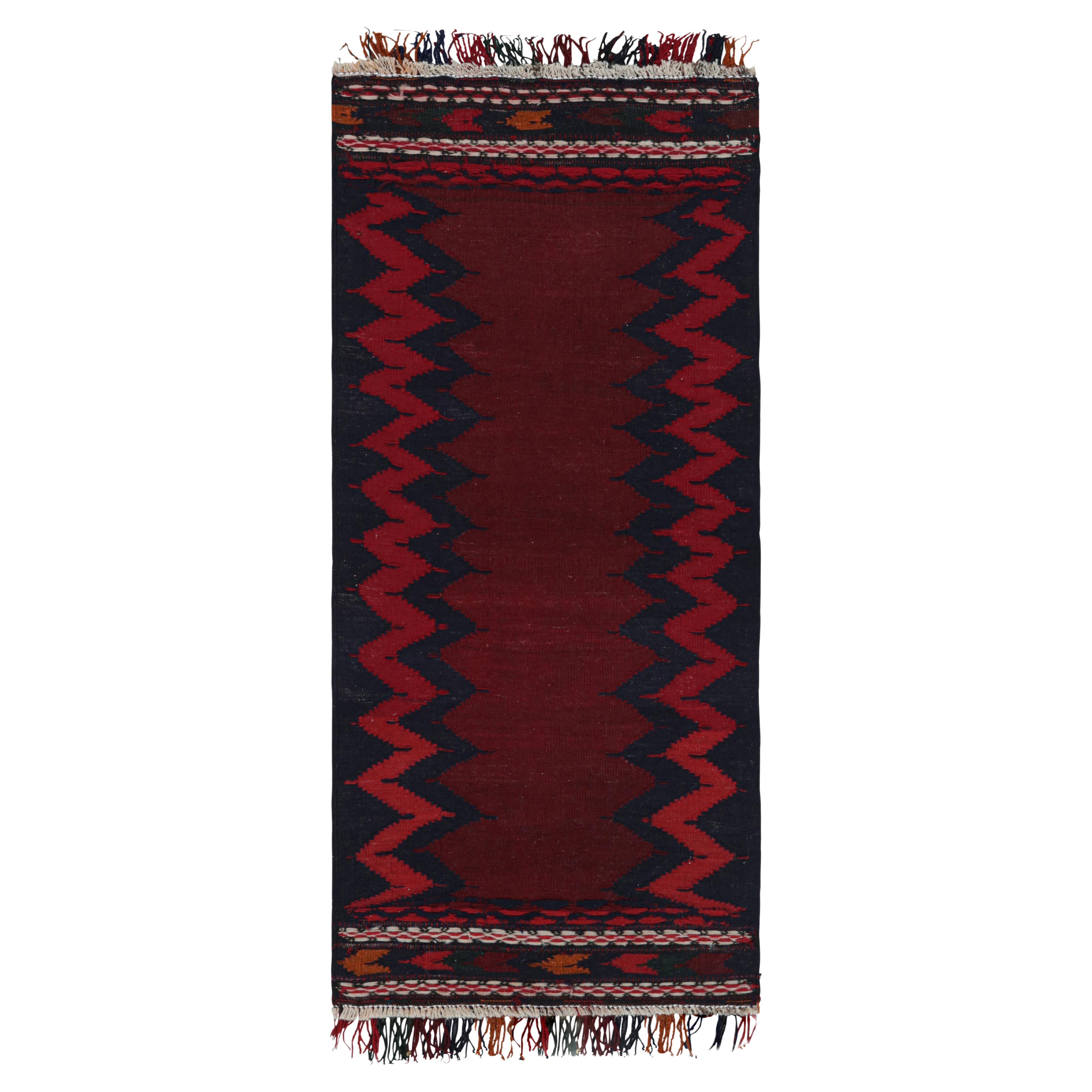 Tapis de course Kilim afghan vintage en Bourgogne avec chevrons, de Rug & Kilim