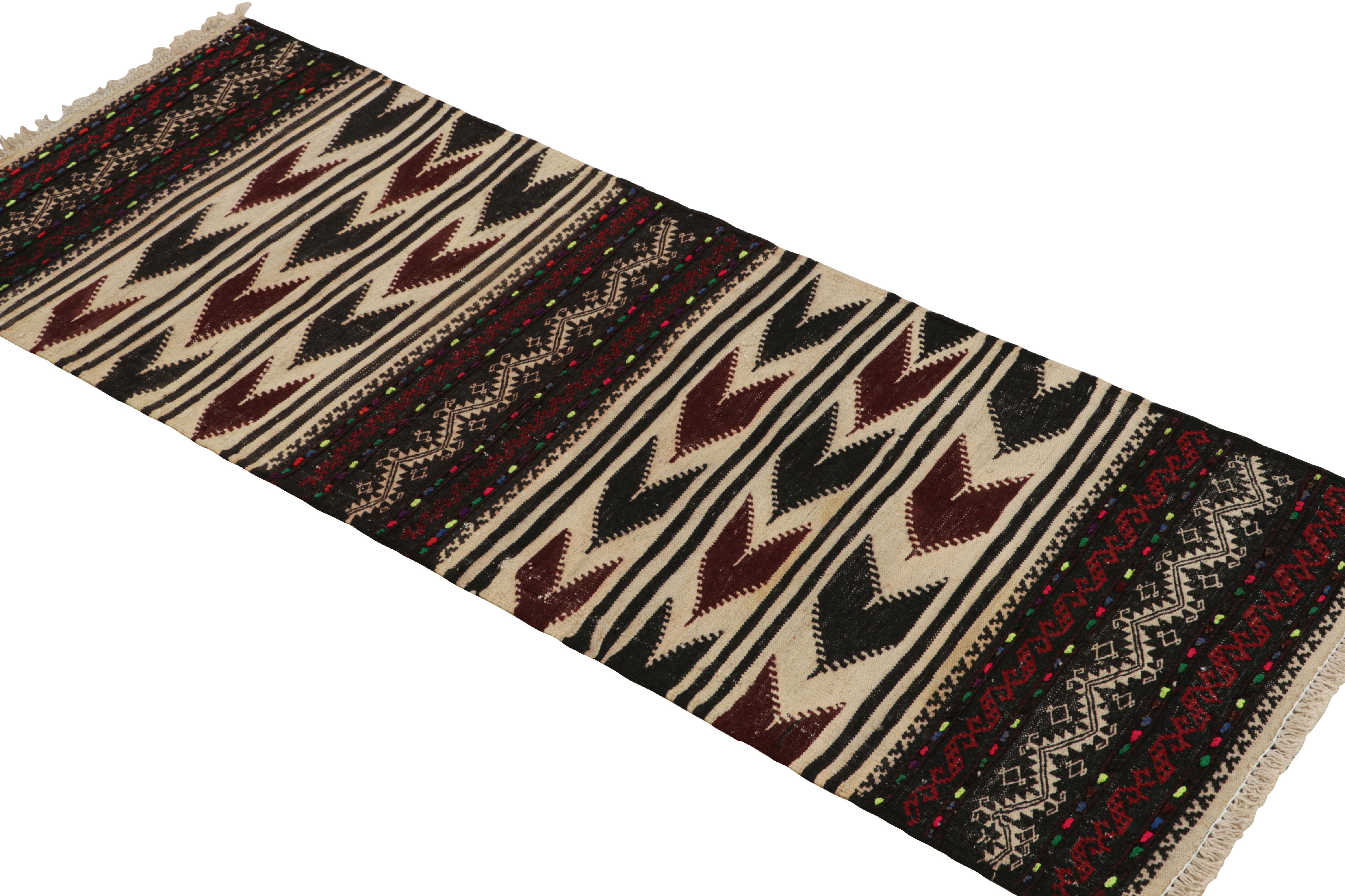Dieser handgewebte afghanische 2x4-Kilim-Teppich im Vintage-Stil stammt aus der Zeit um 1950-1960 - eine Stammeszusammenstellung unter den Neuzugängen der Rug & Kilim Collection.

Über das Design:

Eine polychrome Farbgebung mit satten und