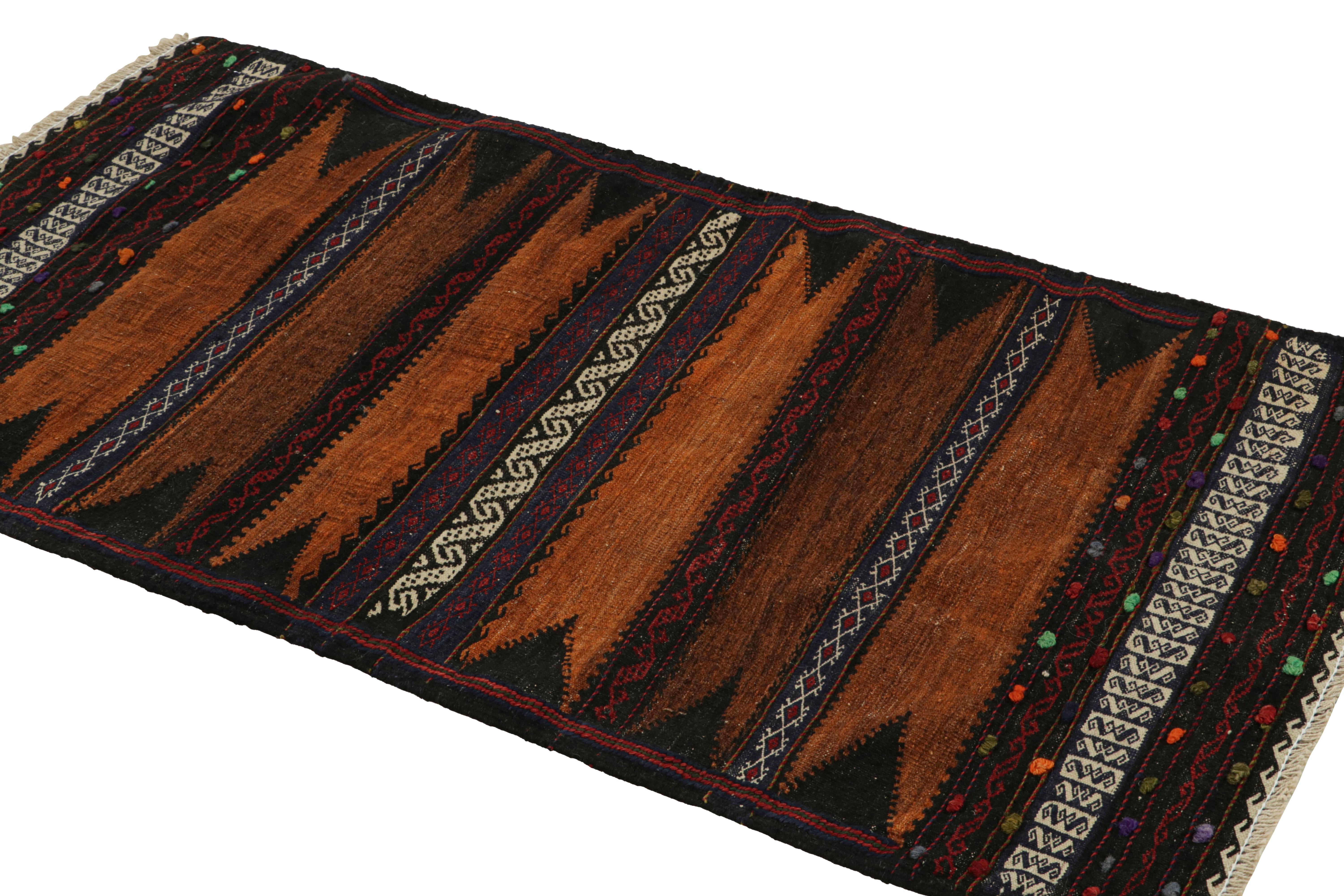 Dieser handgewebte afghanische 2x5-Kilim-Teppich im Vintage-Stil stammt aus der Zeit um 1950-1960 - eine Stammeszusammenstellung unter den Neuzugängen der Rug & Kilim Collection.

Über das Design:

Eine polychrome Farbgebung mit satten und