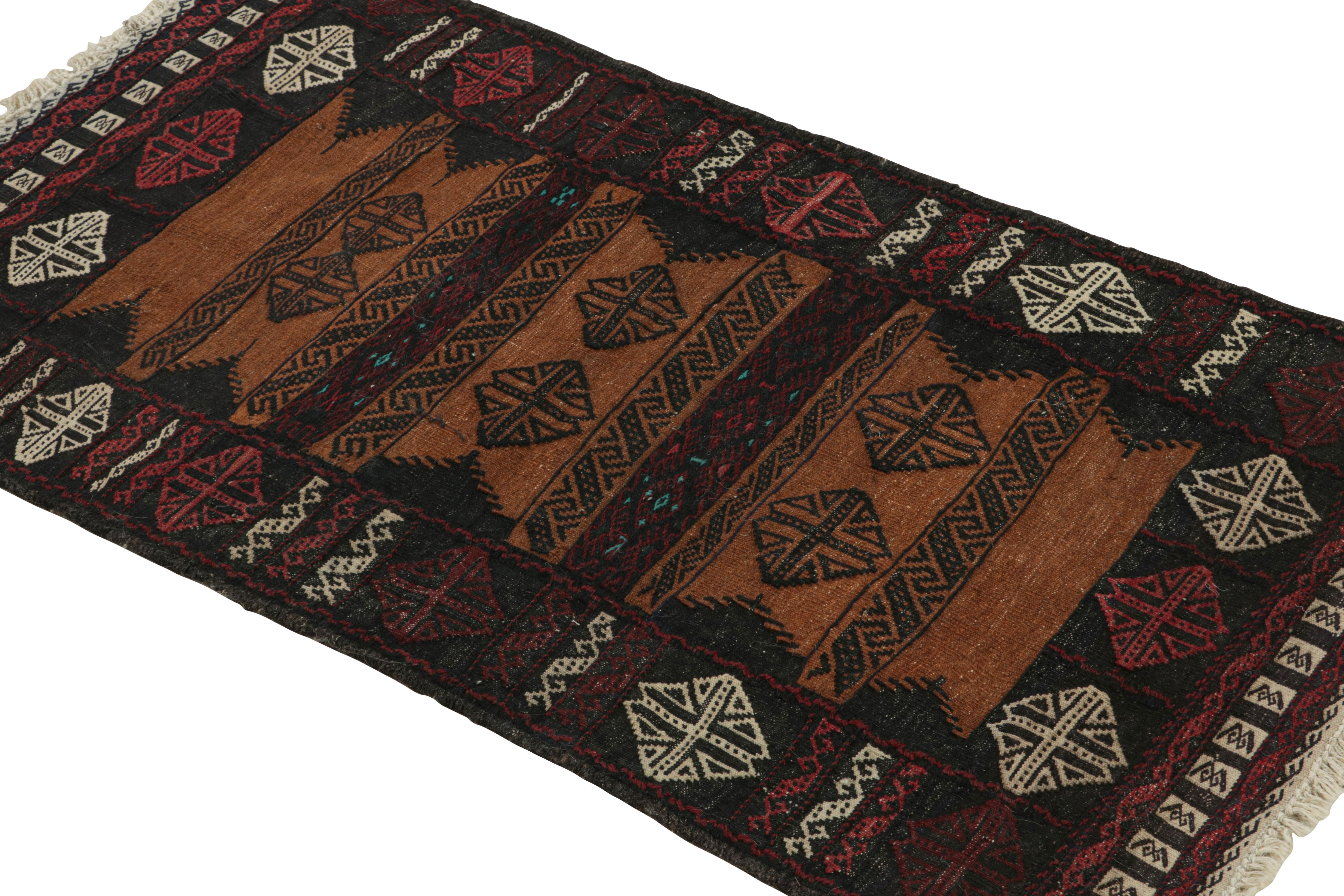 Dieser handgewebte afghanische 2x4-Kilim-Teppich im Vintage-Stil stammt aus der Zeit um 1950-1960 - eine Stammeszusammenstellung unter den Neuzugängen der Rug & Kilim Collection.

Über das Design:

Eine polychrome Farbgebung mit satten und
