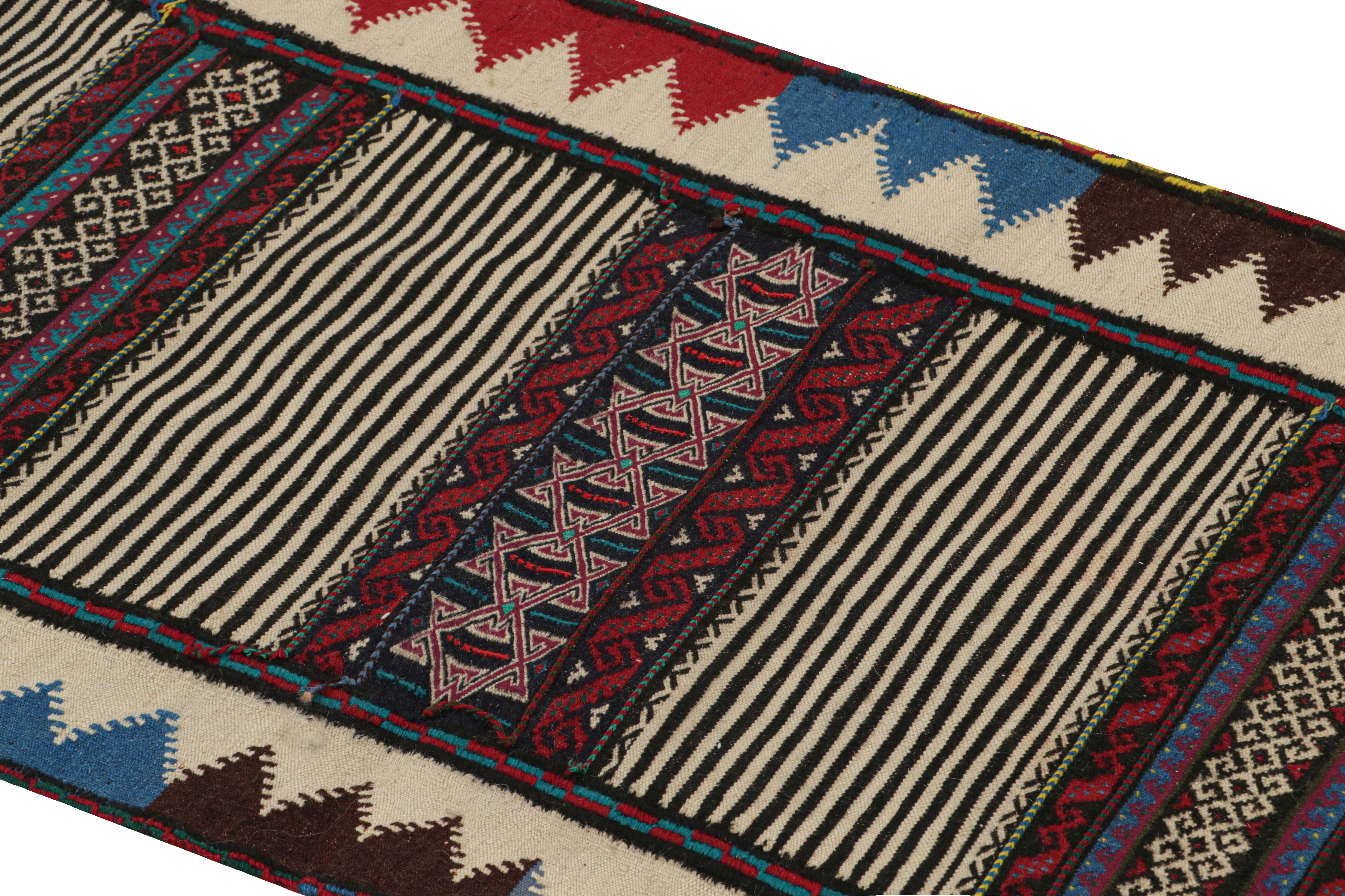 Tissé à la main en laine, vers 1950-1960, ce tapis kilim tribal afghan vintage 2×5 est une pièce tribale de collection qui a peut-être été utilisée comme couverture de table dans la vie quotidienne des nomades, un peu comme les Kilims Sofreh