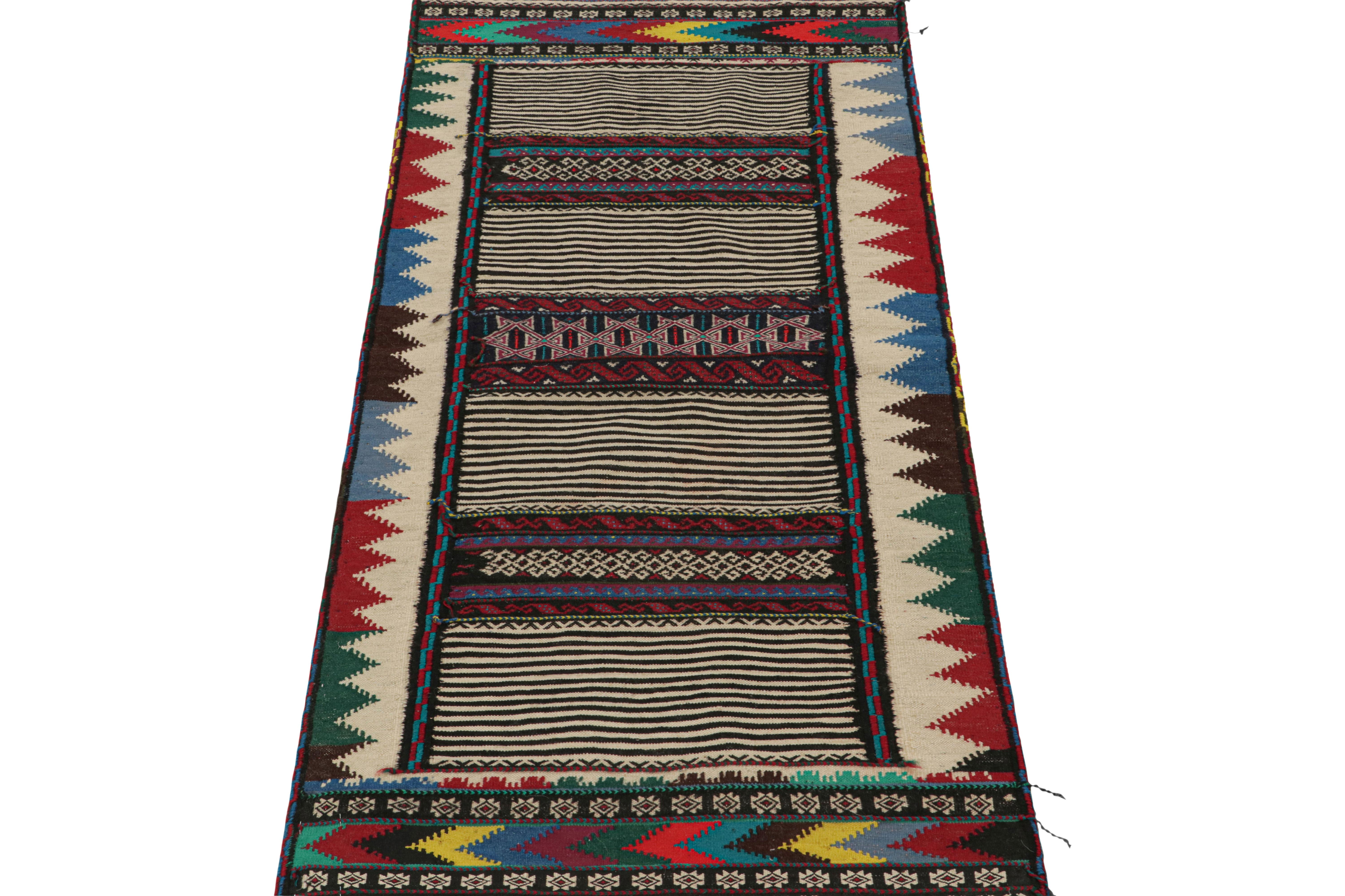 Tissé à la main Tapis Kilim afghan vintage à rayures et motifs géométriques, de Rug & Kilim en vente