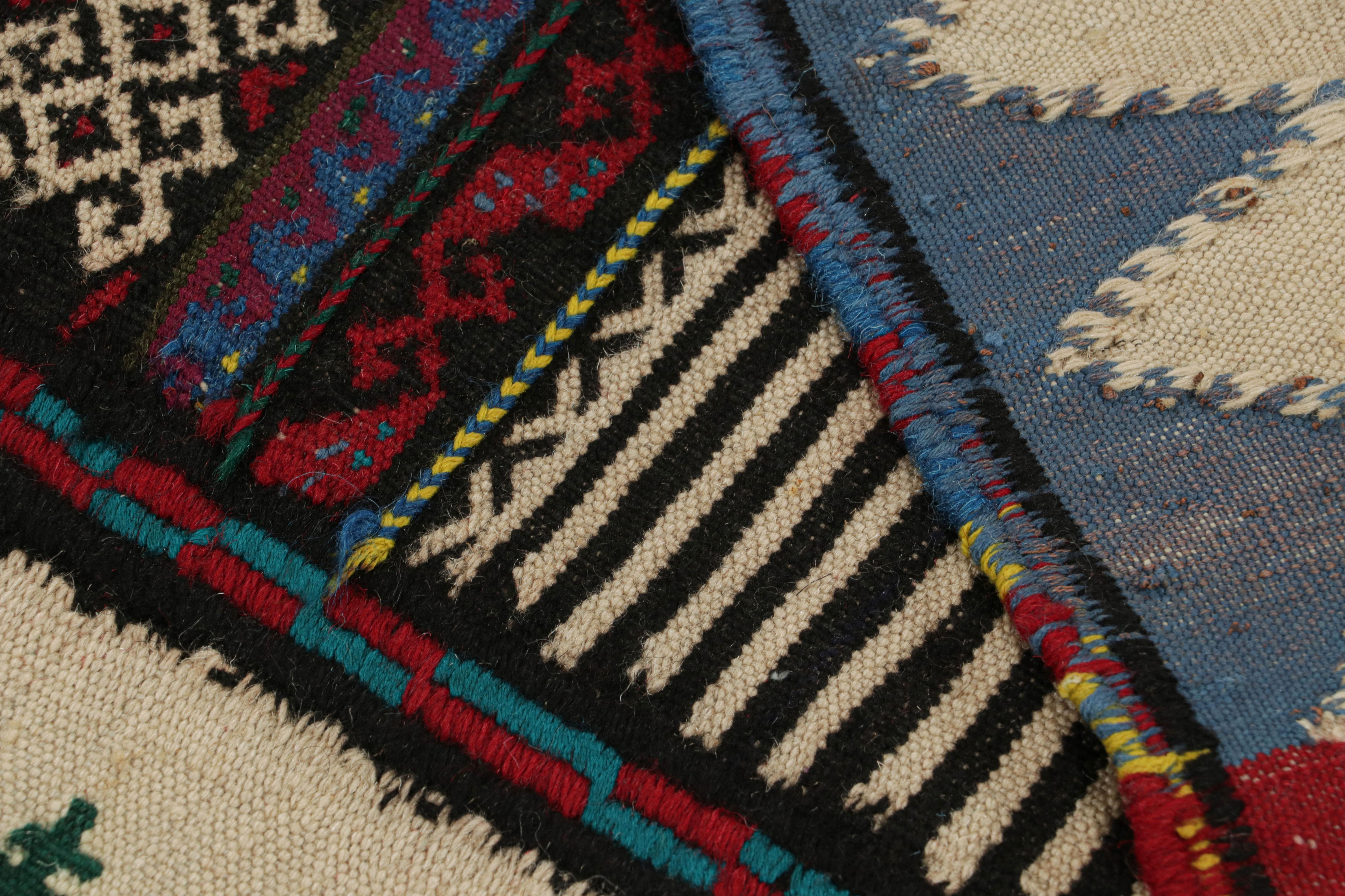 Milieu du XXe siècle Tapis Kilim afghan vintage à rayures et motifs géométriques, de Rug & Kilim en vente