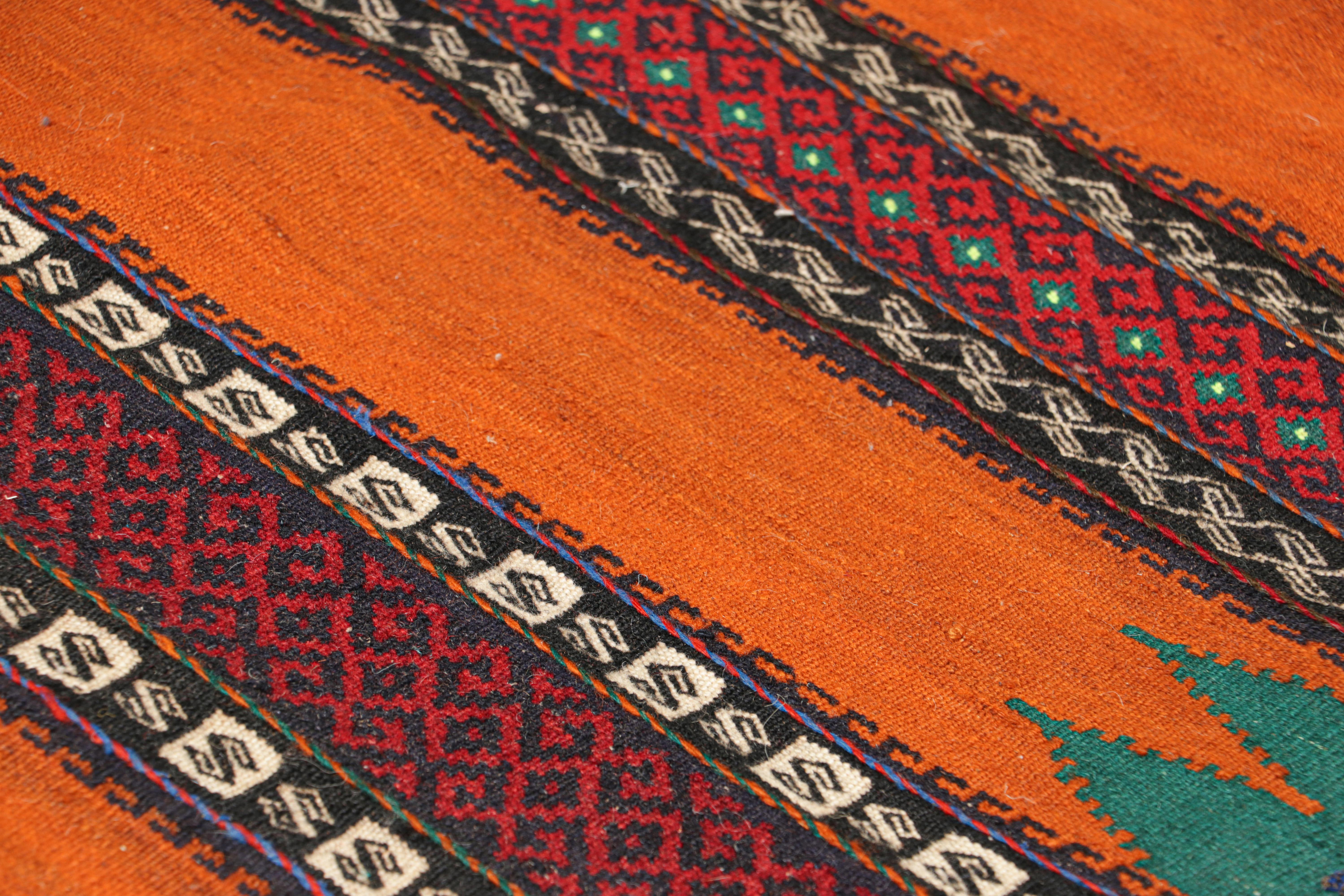 Tissé à la main en laine, vers 1950-1960, ce kilim tribal afghan vintage de 2x5 est une pièce tribale de collection qui a peut-être été utilisée comme couverture de table dans la vie quotidienne des nomades, un peu comme les kilims Sofreh