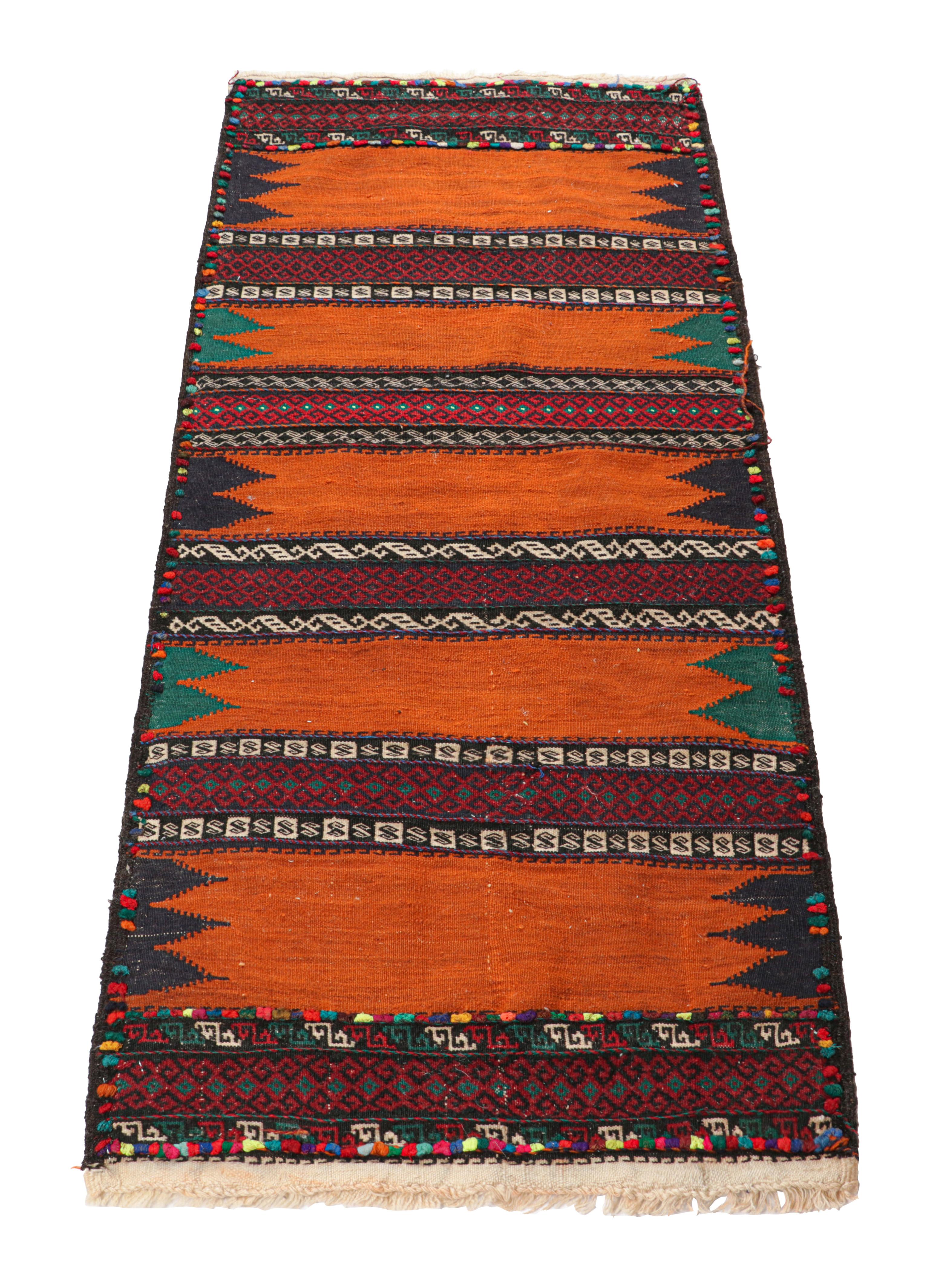 Tissé à la main Tapis de course Kilim afghan vintage en orange avec motifs géométriques, de Rug & Kilim en vente