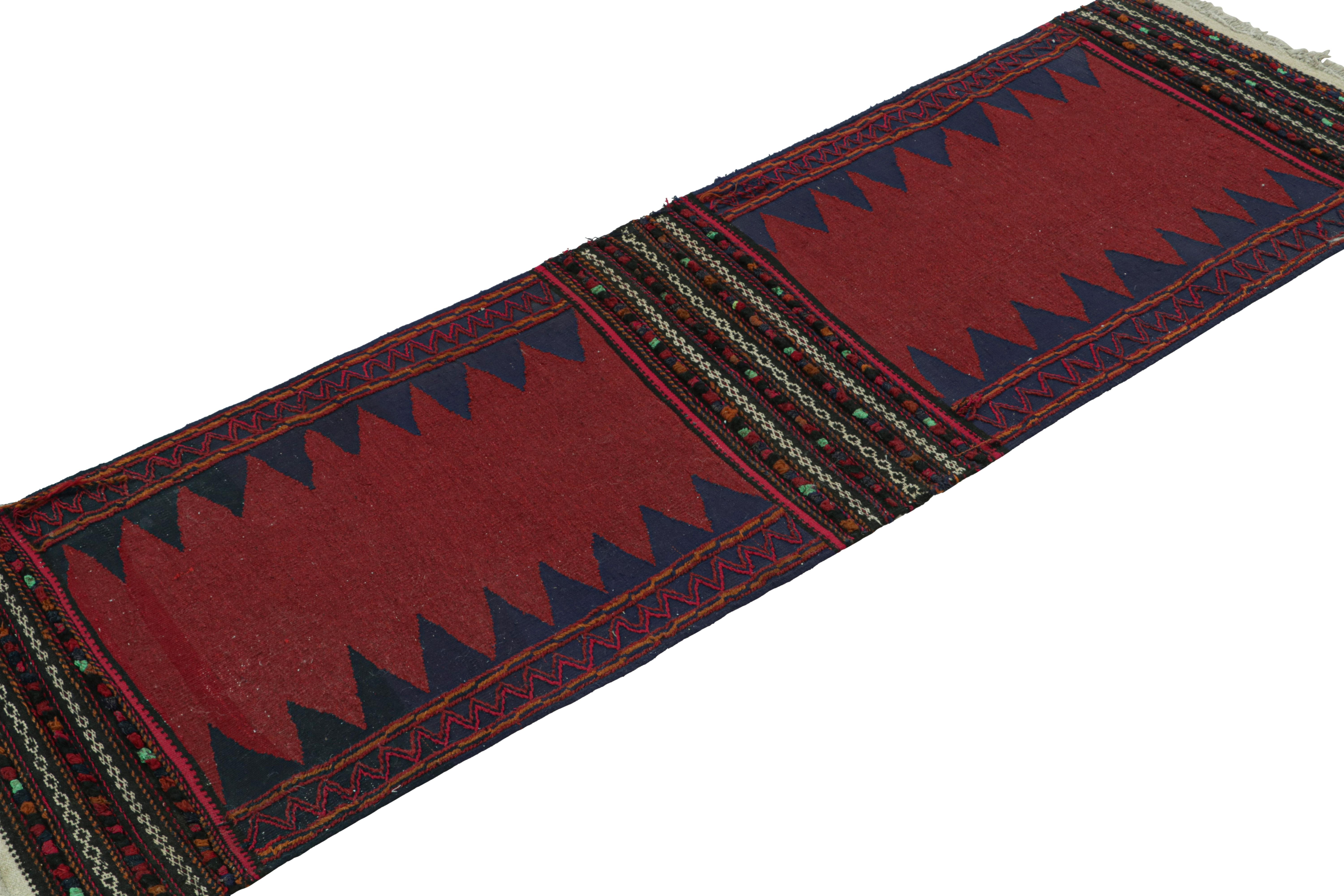 Dieser handgewebte afghanische 2x5-Stammeskelim aus der Zeit um 1950-1960 ist eine exquisite Ergänzung der Rug & Kilim-Kollektion mit Stammesmotiven.  

Über das Design: 

Dieses archaische Kunstwerk mit althergebrachtem Charme, das auf afghanische