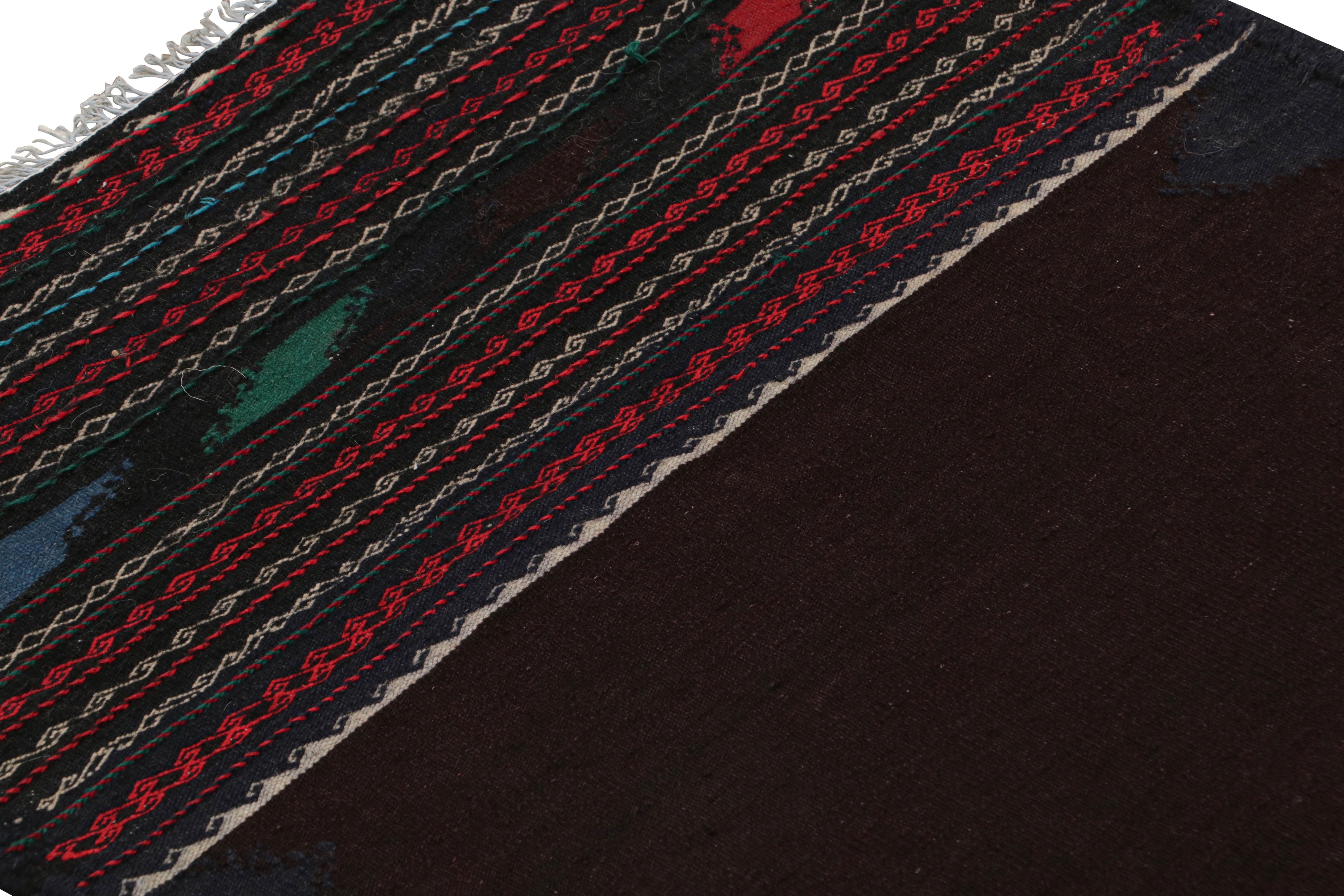 Tissé à la main en laine, vers 1950-1960, ce chemin de 2×6 kilim tribal afghan vintage est une pièce tribale de collection qui a peut-être été utilisée comme couverture de table dans la vie quotidienne des nomades, à l'instar des kilims Sofreh