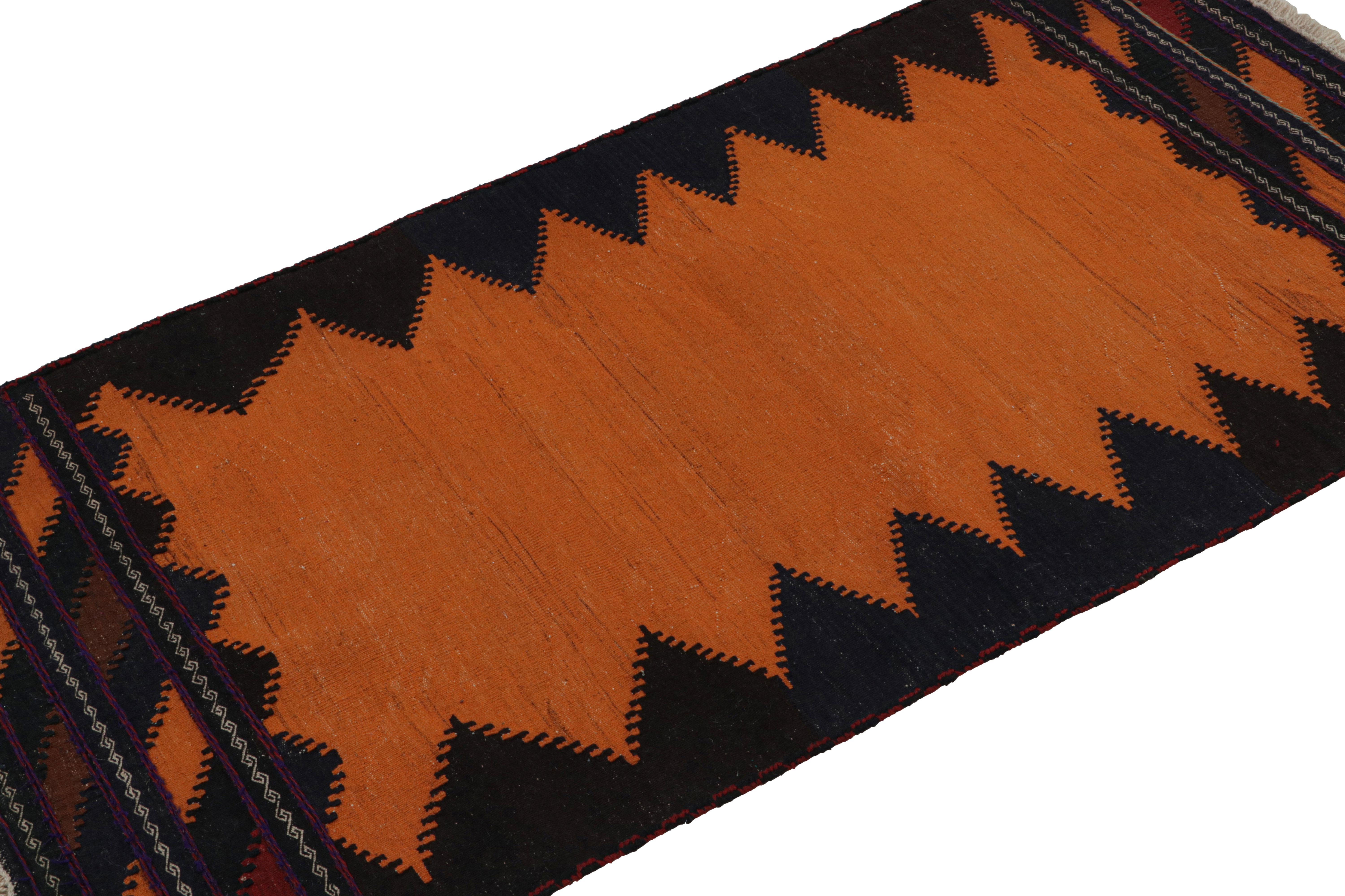 Dieser handgewebte afghanische 3x5-Stammes-Kilim aus Wolle (ca. 1950-1960) ist eine exquisite Ergänzung der Rug & Kilim-Kollektion im Stammesstil.  

Über das Design: 

Dieses Tribal-Stück zeigt ein offenes Feld in warmem Orange, das von