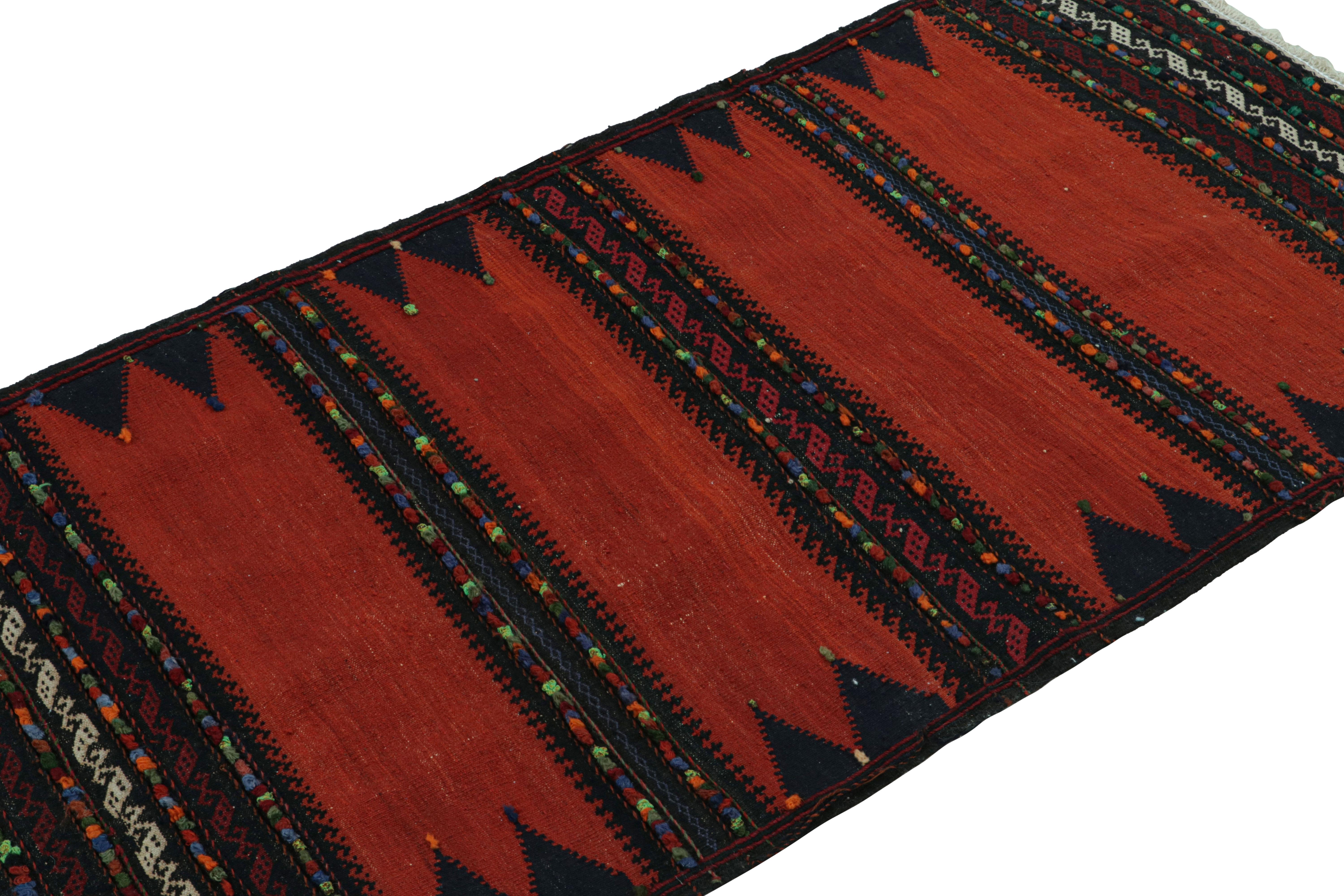 Dieser handgewebte afghanische 3x5-Stammes-Kilim aus Wolle (ca. 1950-1960) ist eine exquisite Ergänzung der Rug & Kilim-Kollektion im Stammesstil.  

Über das Design: 

Dieses archaische Kunstwerk mit althergebrachtem Charme, das auf afghanische