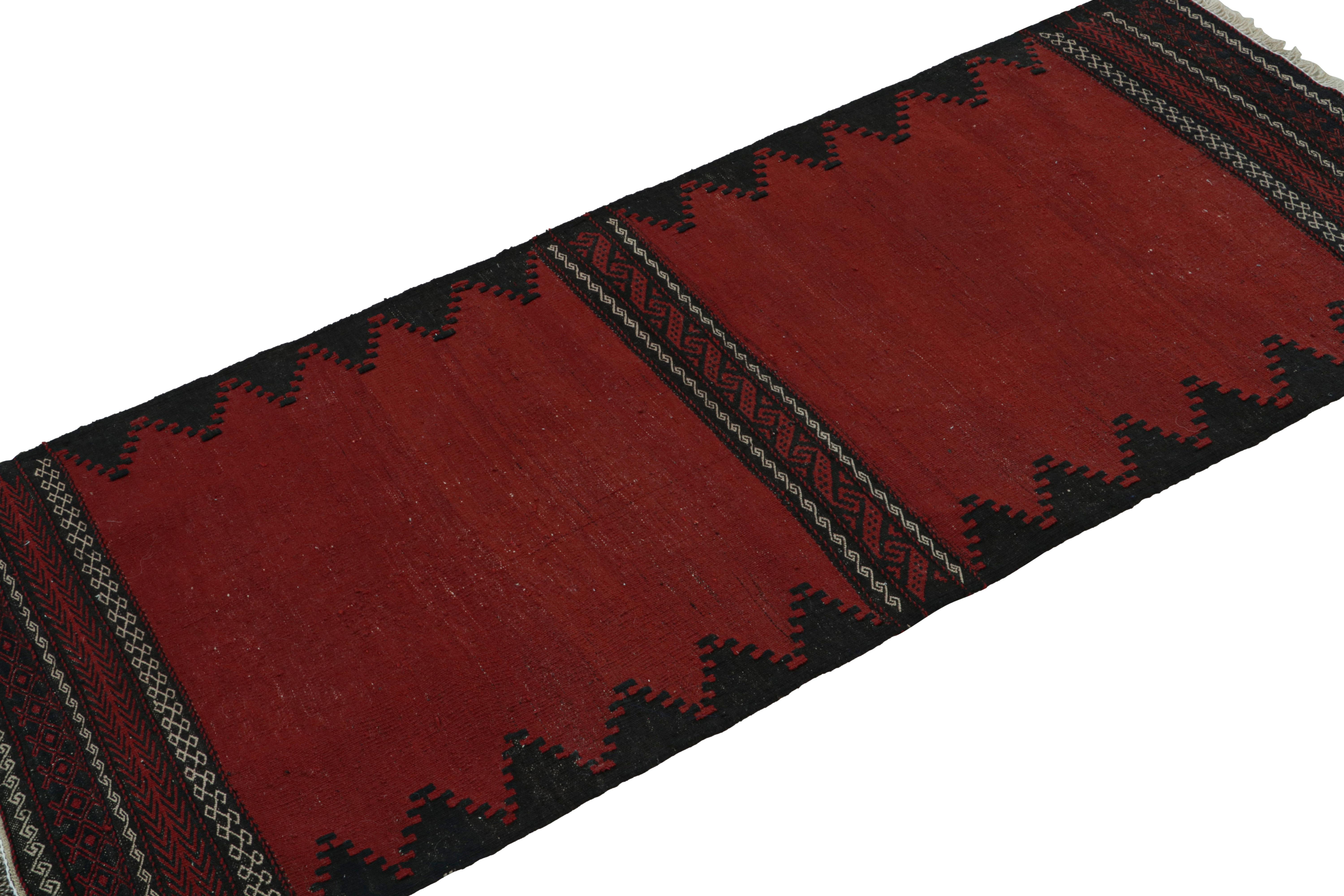 Dieser handgewebte afghanische 2x5-Stammeskelim aus der Zeit um 1950-1960 ist eine exquisite Ergänzung der Rug & Kilim-Kollektion mit Stammesmotiven.  

Über das Design: 

Dieses archaische Kunstwerk mit althergebrachtem Charme, das auf afghanische