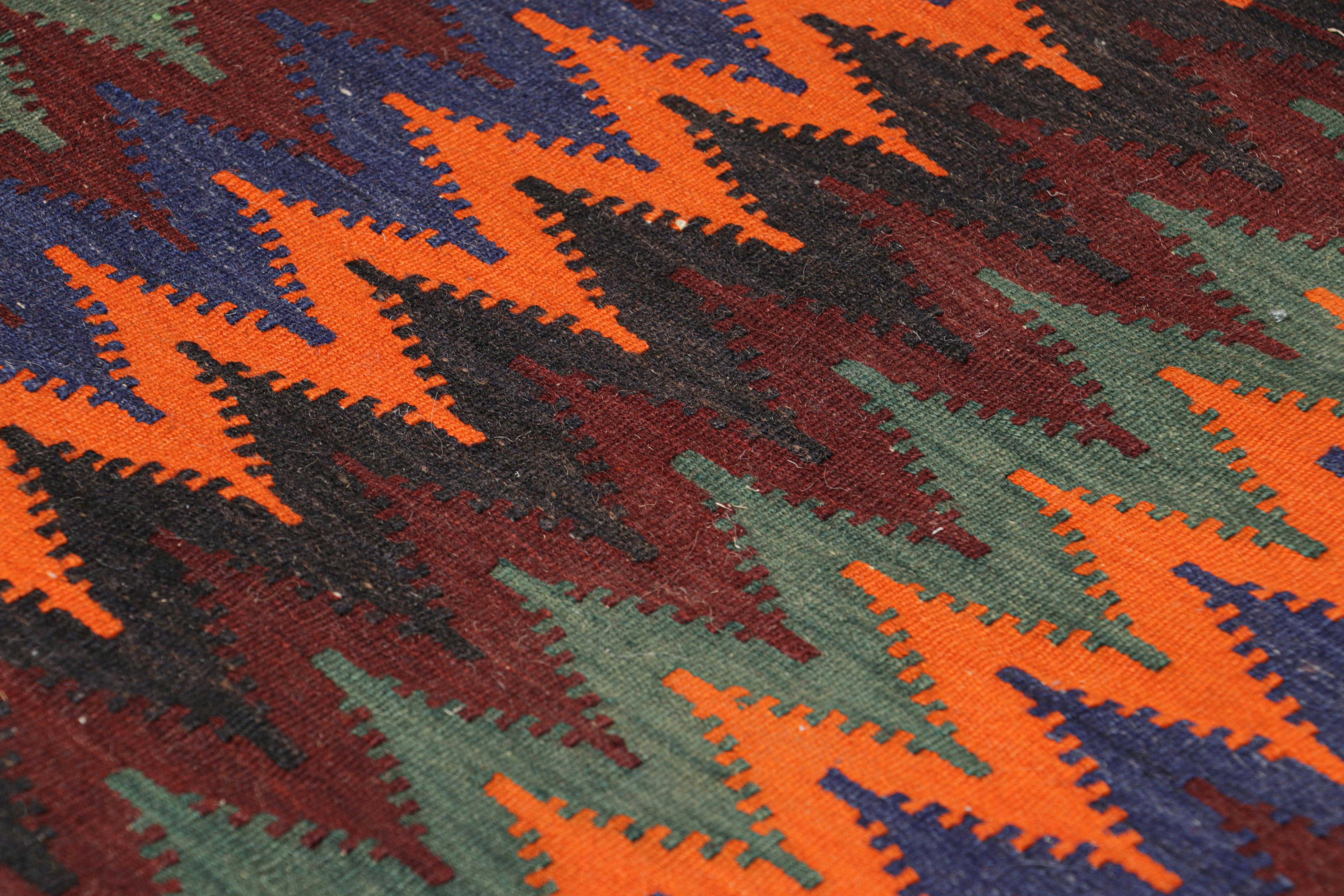 Tessuto a mano in lana, circa 1950-1960, questo kilim tribale afghano vintage 2x5 è un pezzo tribale da collezione che potrebbe essere stato utilizzato come copritavolo nella vita quotidiana dei nomadi, in modo molto simile ai kilim persiani