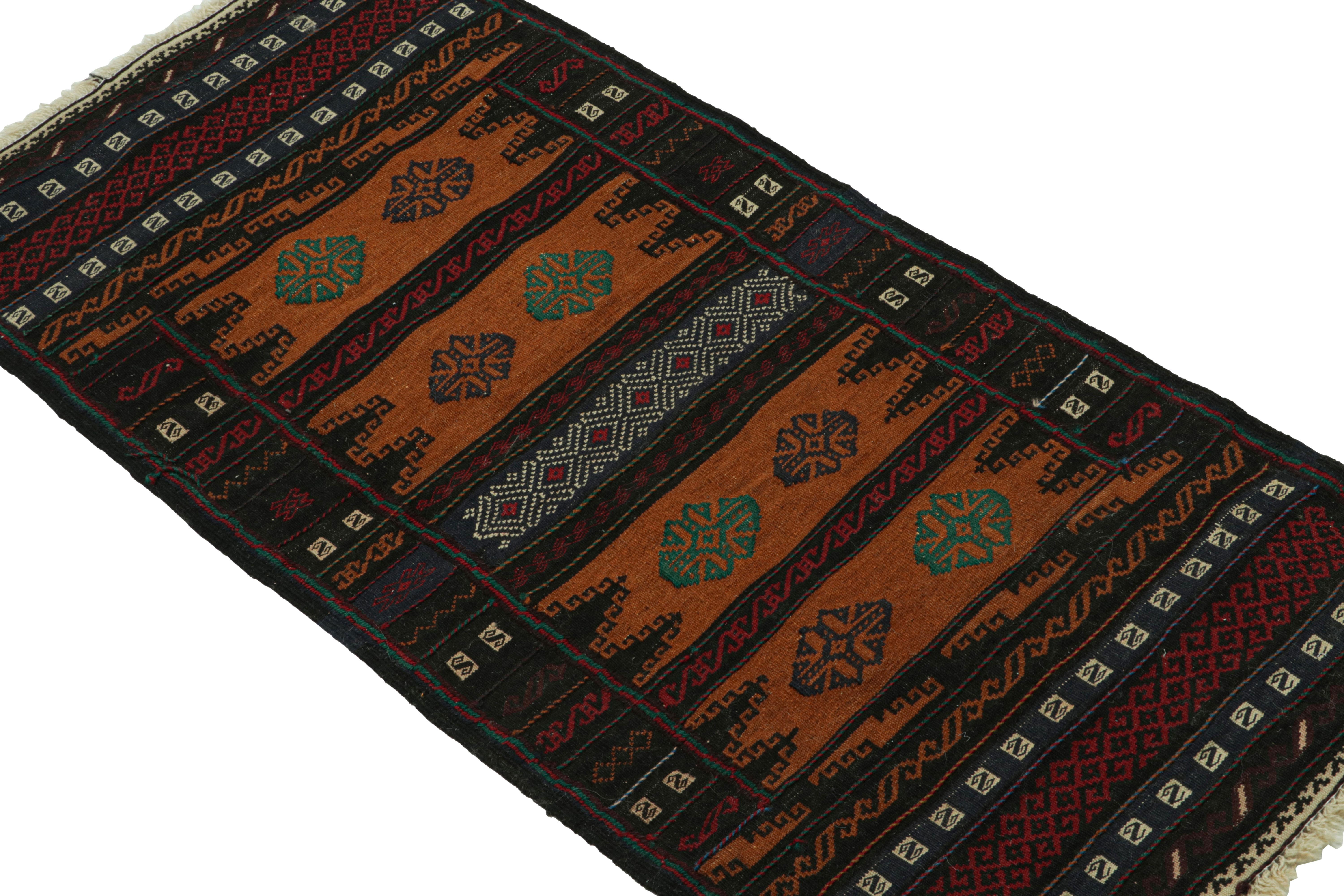 Tissé à la main en laine vers 1950-1960, ce tapis vintage 2x4 Afghan Kilim et tribal provient d'une nouvelle acquisition dans la collection de tapis du milieu du siècle de Rug & Kilim.

Sur le Design :

Le tissage plat bénéficie de motifs