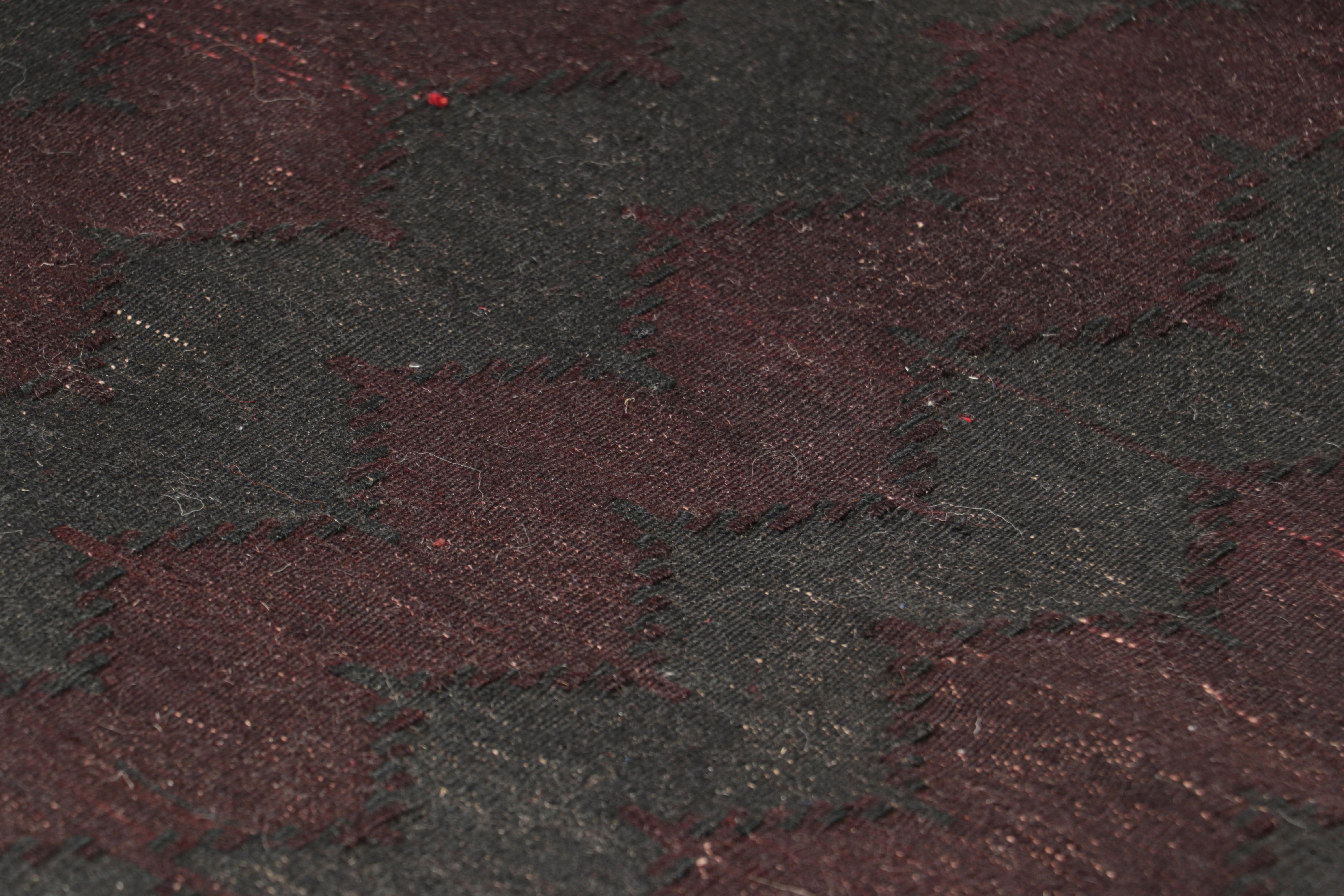 Tessuto a mano in lana, circa 1950-1960, questo kilim tribale afghano vintage 2x5 è un pezzo tribale da collezione che potrebbe essere stato utilizzato come copritavolo nella vita quotidiana dei nomadi, in modo molto simile ai kilim persiani
