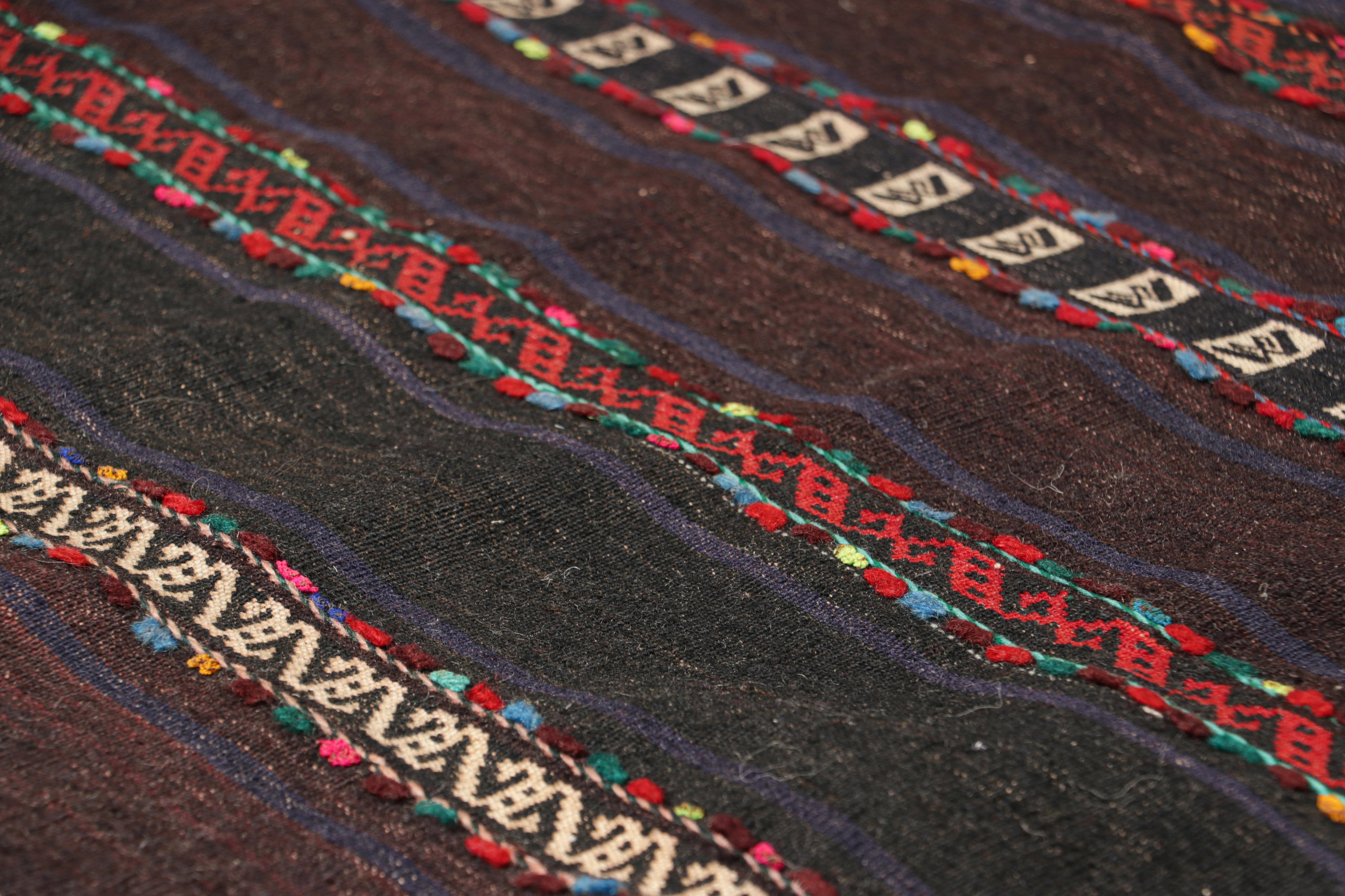 Tissé à la main en laine, vers 1950-1960, ce kilim tribal afghan vintage 3x5 est une pièce tribale de collection qui a peut-être été utilisée comme couverture de table dans la vie quotidienne des nomades, un peu comme les kilims Sofreh persans.

Sur