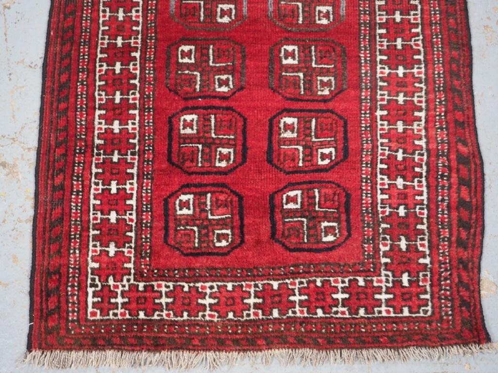 Tapis de prière afghan vintage avec deux rangées de cinq guls sur le champ et un mihrab en corne de bélier en haut du tapis.
Circa 1950

Il s'agit d'un tapis traditionnel attribué aux Turkmènes Kizyl Ayak du nord de l'Afghanistan.

Le tapis est en