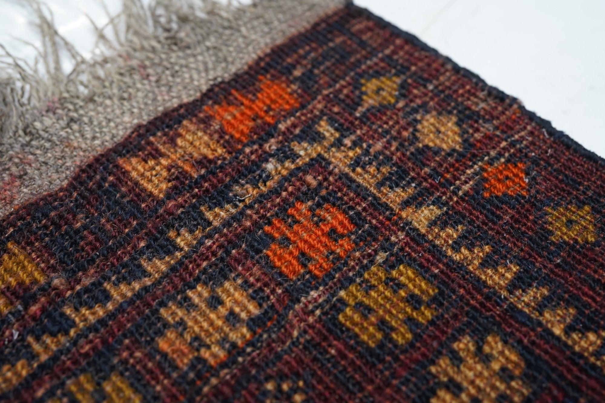 Tapis afghan Vintage 1'6'' x 1'11''. Les tapis sur pilotis des tribus turkmènes Ersari du nord-ouest de l'Afghanistan, caractérisés par des champs rouges avec des médaillons répétitifs (gul), des dessins géométriques, une construction relativement