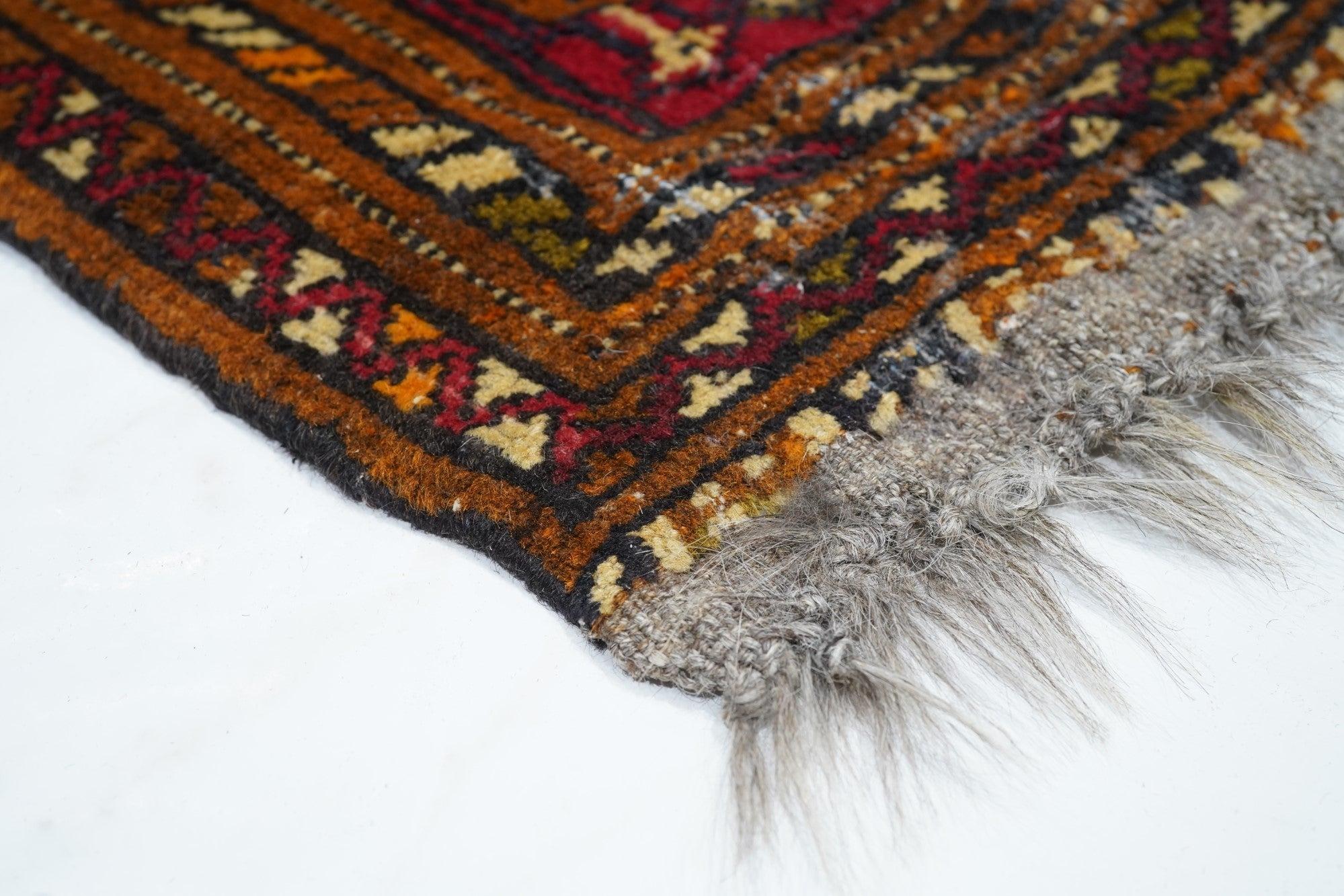 Tapis afghan Vintage 1'9'' x 2'1''. Les tapis sur pilotis des tribus turkmènes Ersari du nord-ouest de l'Afghanistan, caractérisés par des champs rouges avec des médaillons répétés (gul), des dessins géométriques, une construction relativement