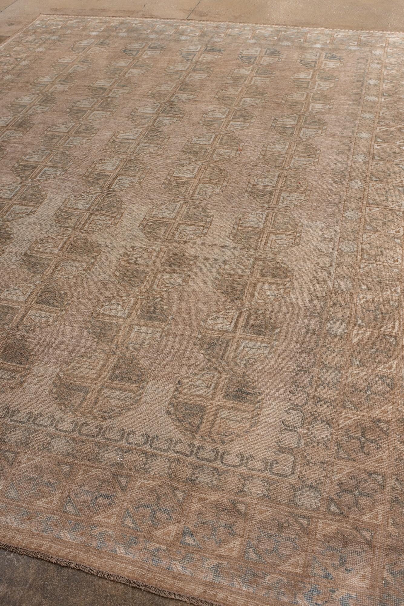 Afghan Tapis afghan vintage dans des tons doux de taupe et de sable avec motif répétitif de Gul en vente