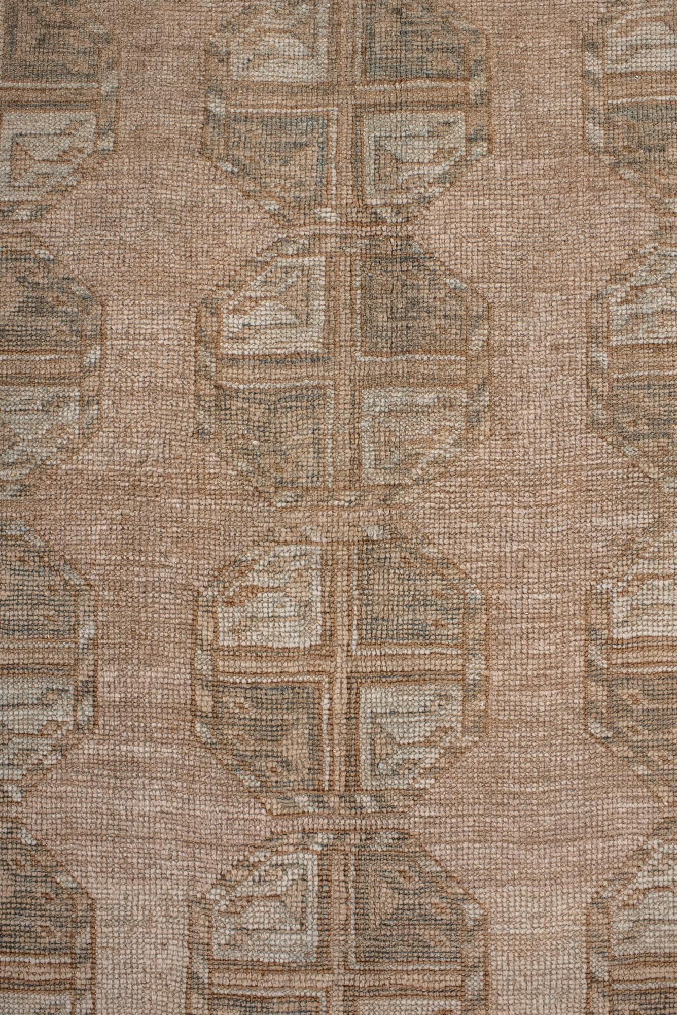 Noué à la main Tapis afghan vintage dans des tons doux de taupe et de sable avec motif répétitif de Gul en vente