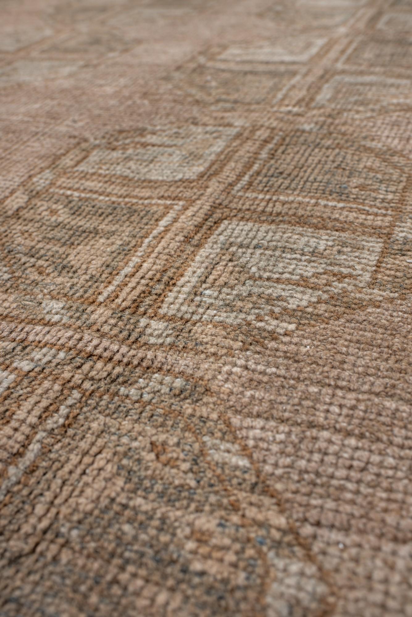 Tapis afghan vintage dans des tons doux de taupe et de sable avec motif répétitif de Gul Bon état - En vente à New York, NY