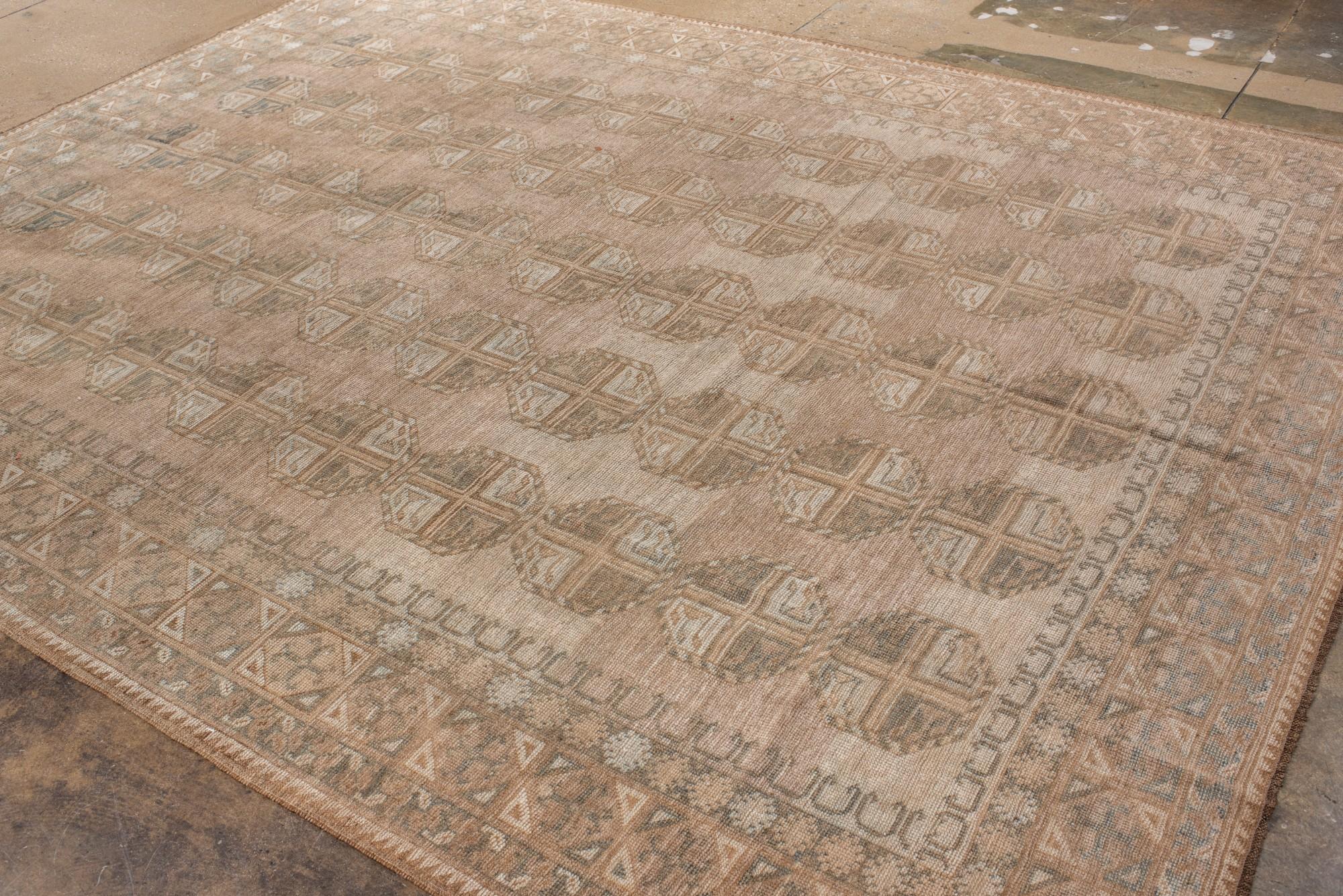 20ième siècle Tapis afghan vintage dans des tons doux de taupe et de sable avec motif répétitif de Gul en vente