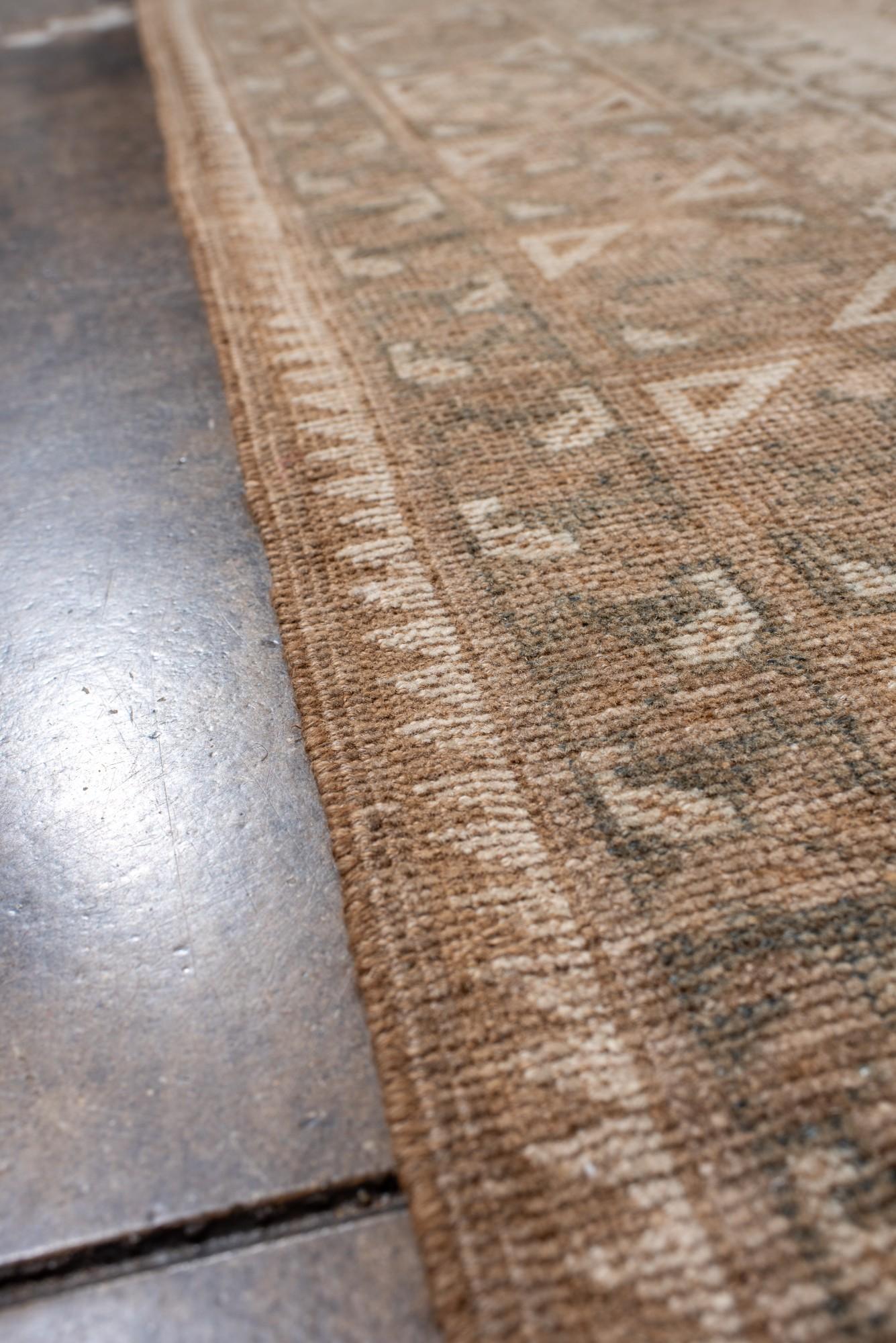 Laine Tapis afghan vintage dans des tons doux de taupe et de sable avec motif répétitif de Gul en vente