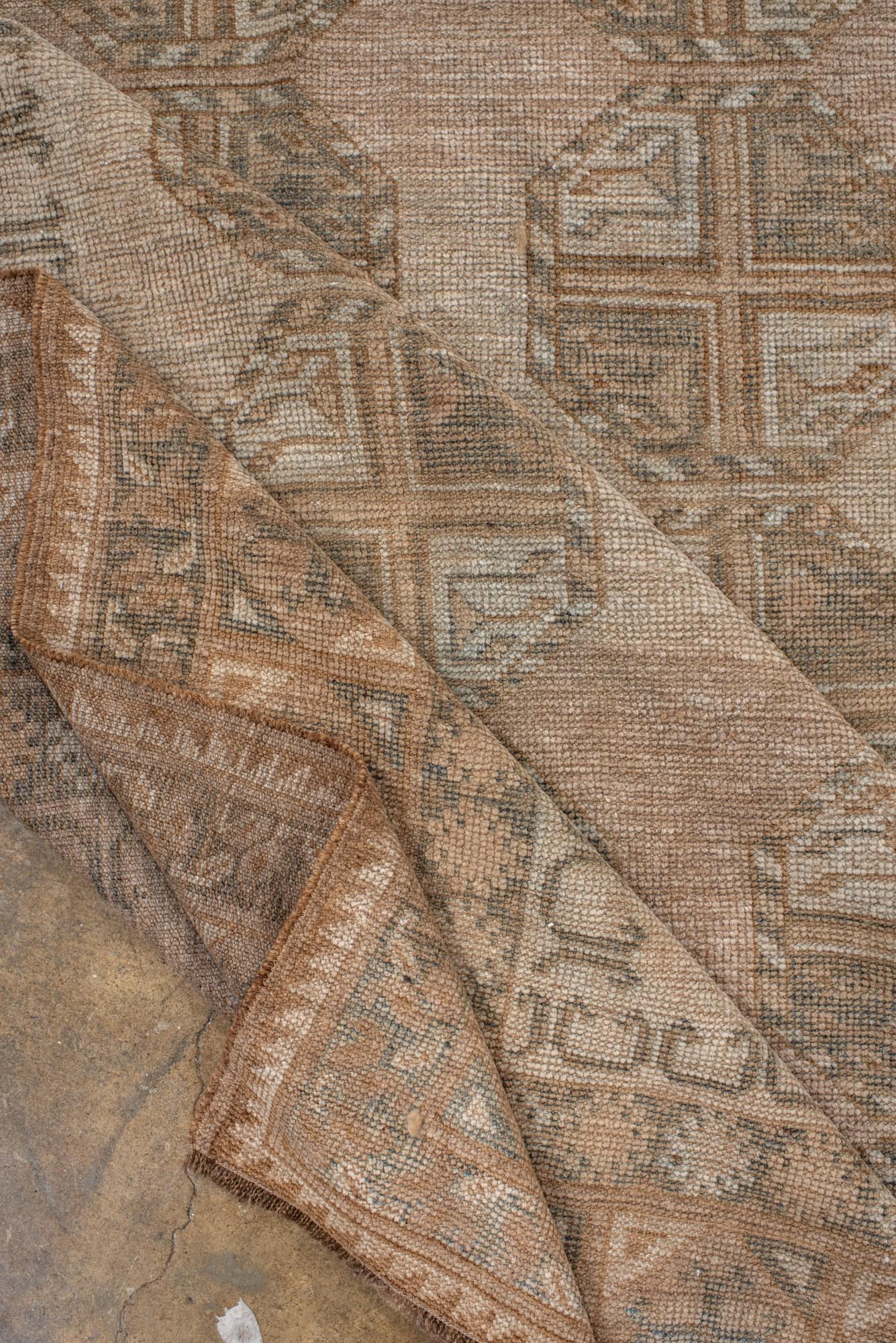 Tapis afghan vintage dans des tons doux de taupe et de sable avec motif répétitif de Gul en vente 1
