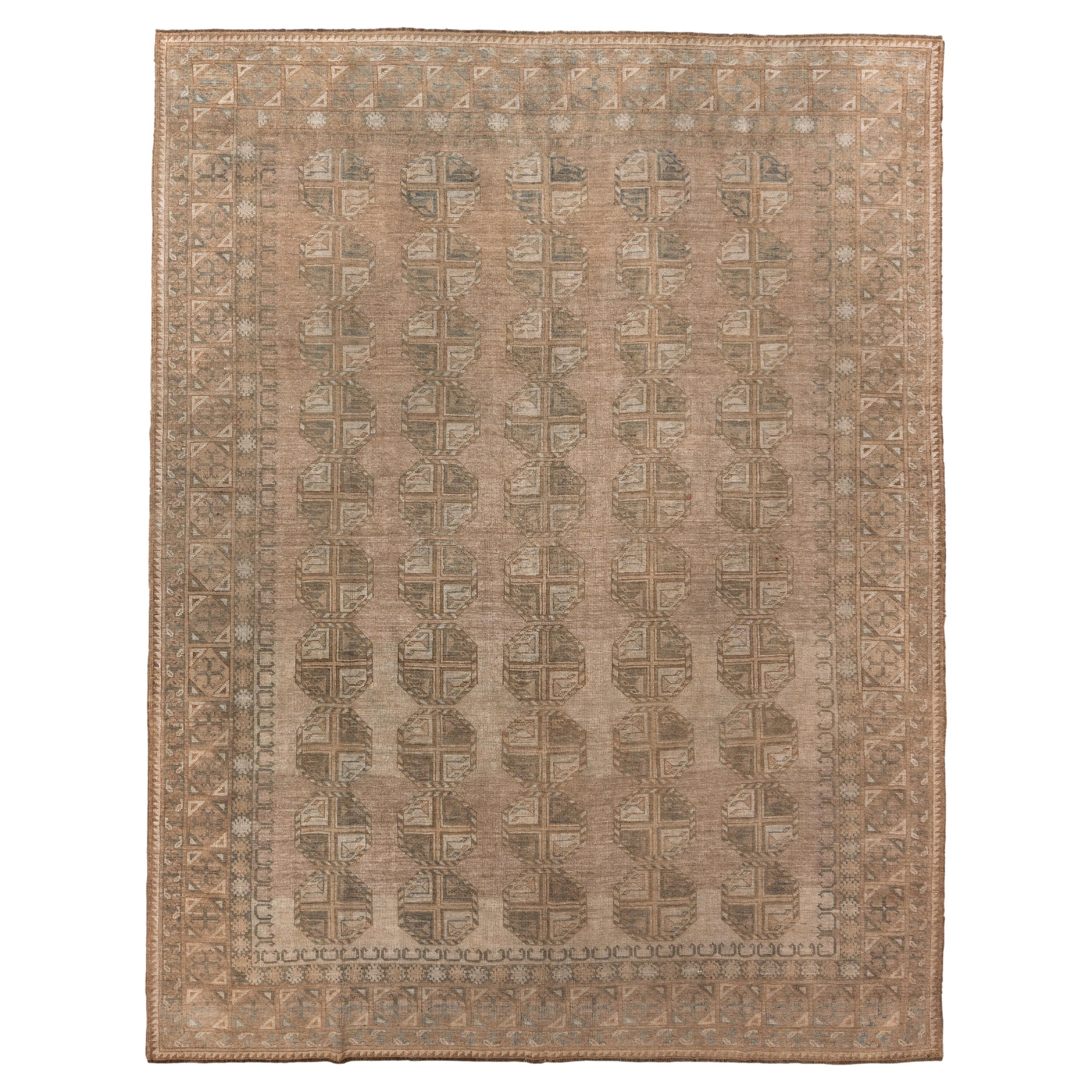 Tapis afghan vintage dans des tons doux de taupe et de sable avec motif répétitif de Gul en vente