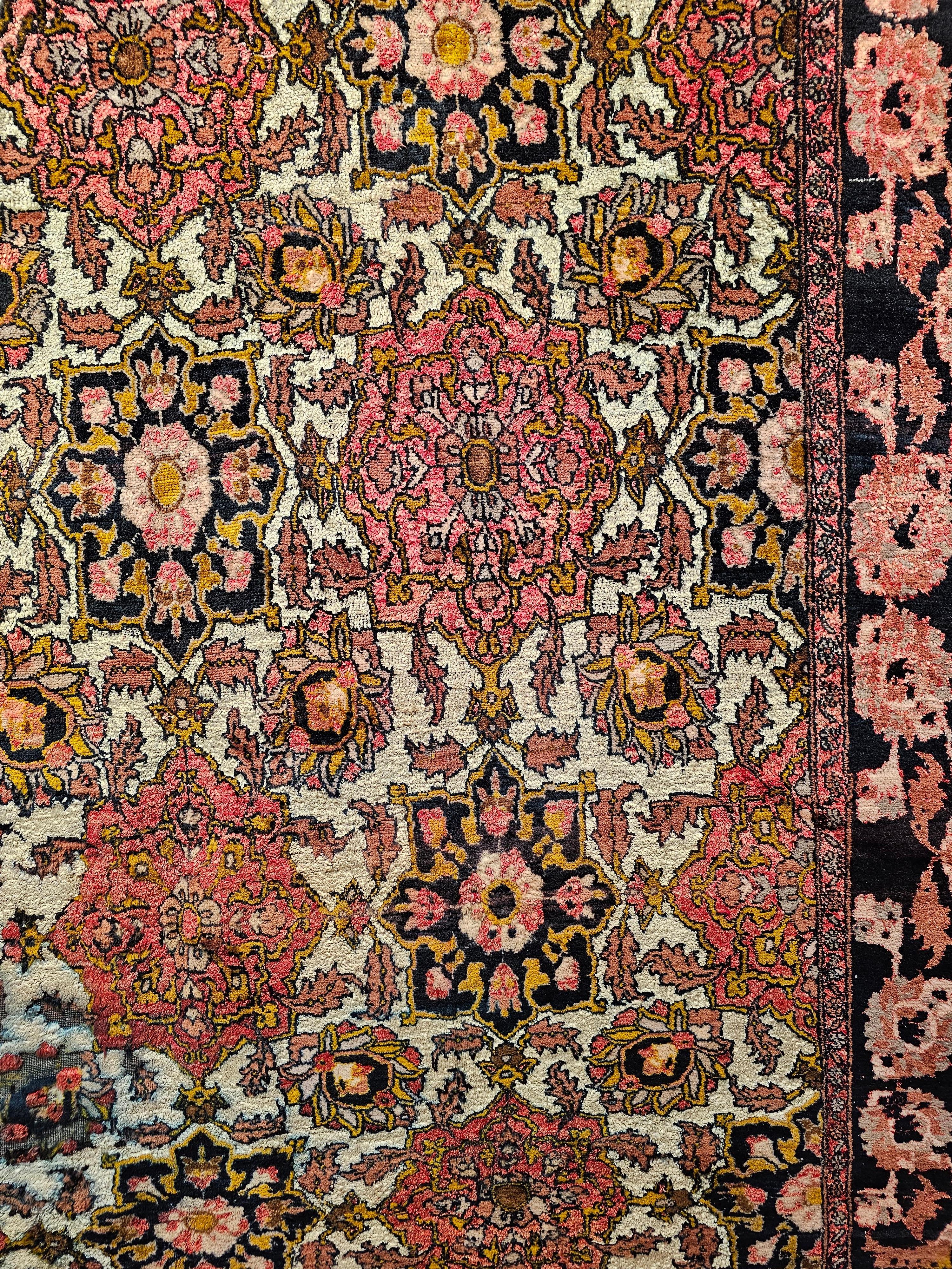 Zimmergroßer afghanischer Seidenteppich mit Allover-Muster in Elfenbein, Burgund und Braun (Handgewebt) im Angebot