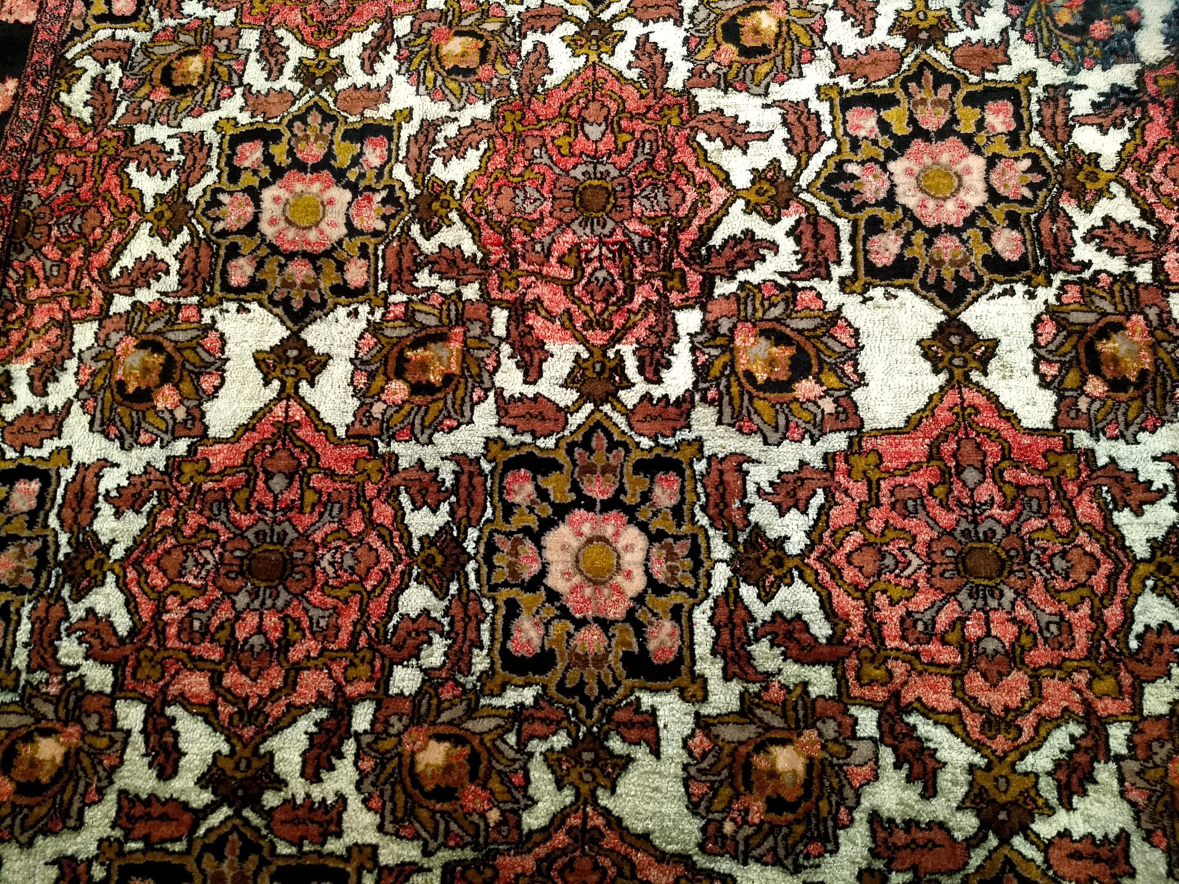 Zimmergroßer afghanischer Seidenteppich mit Allover-Muster in Elfenbein, Burgund und Braun im Angebot 1