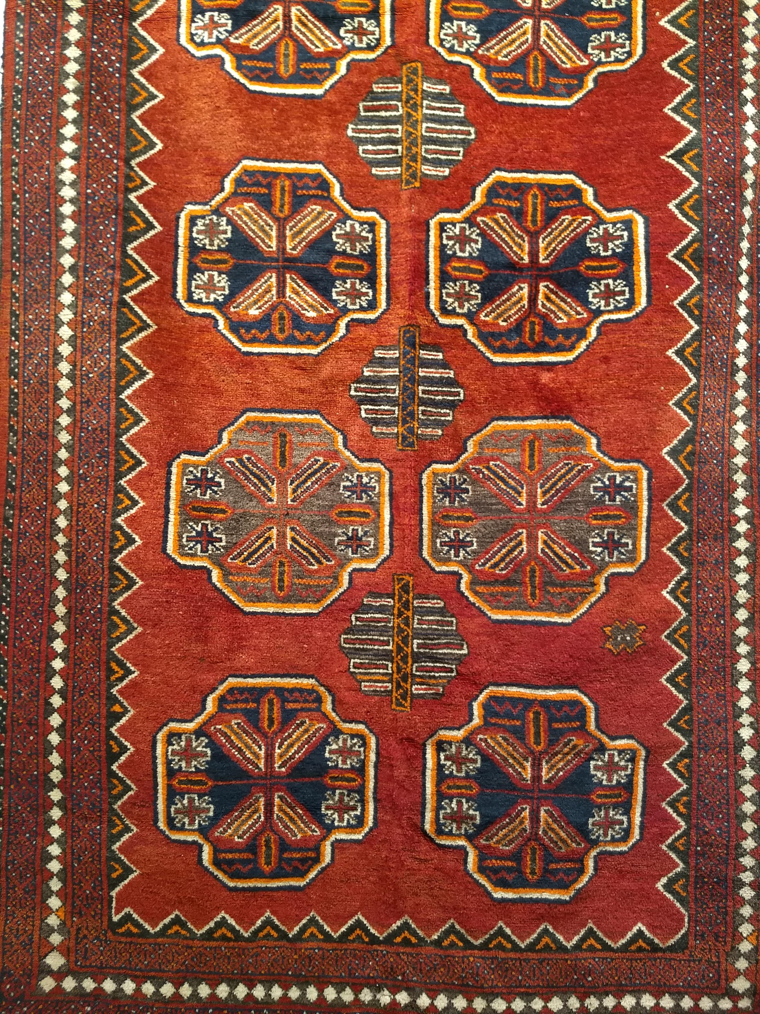 Vintage Tekke Bokhara Stammesbereich oder Korridor Teppich aus der Mitte der 1900er Jahre.  Der Teppich hat ein ganzflächiges geometrisches Muster mit achteckigen Medaillons namens 