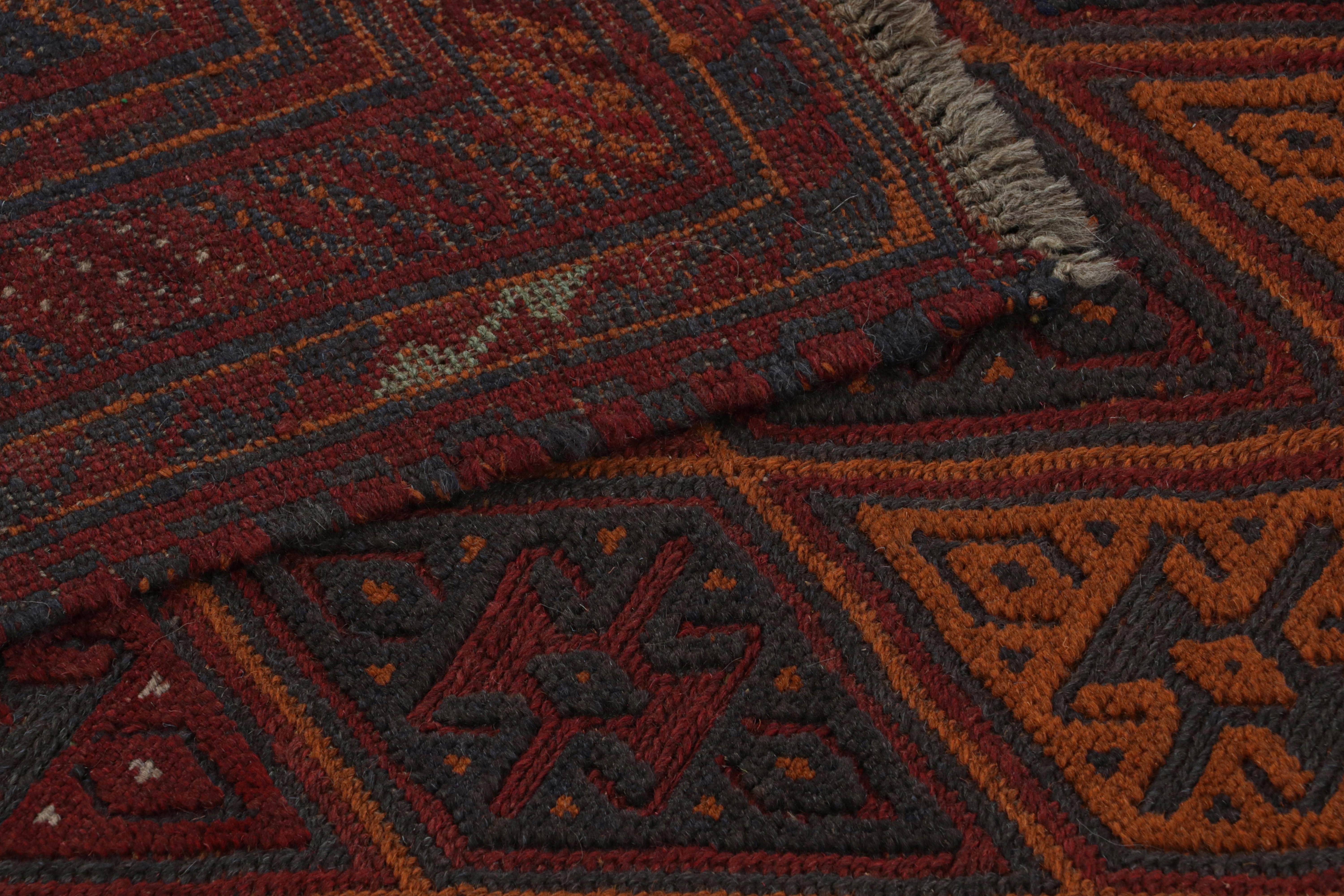 Vintage Afghan Tribal Baluch Teppich in Rot mit geometrischen Mustern aus Rug & Kilim (21. Jahrhundert und zeitgenössisch) im Angebot