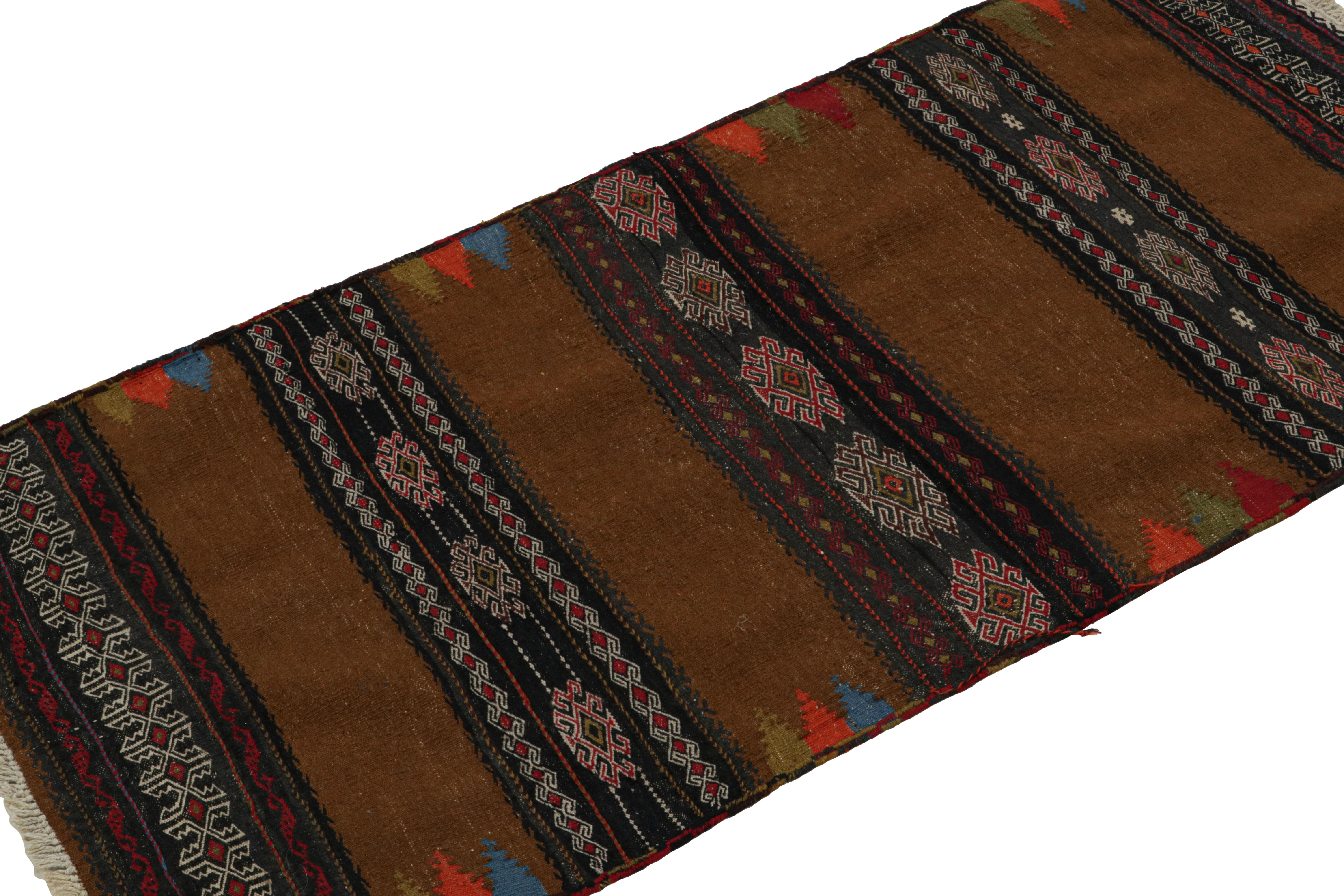 Dieser handgewebte afghanische 2x5-Stammeskelim aus der Zeit um 1950-1960 ist eine exquisite Ergänzung der Rug & Kilim-Kollektion im Stammesstil.  

Über das Design: 

Dieses archaische Kunstwerk mit althergebrachtem Charme, das auf afghanische