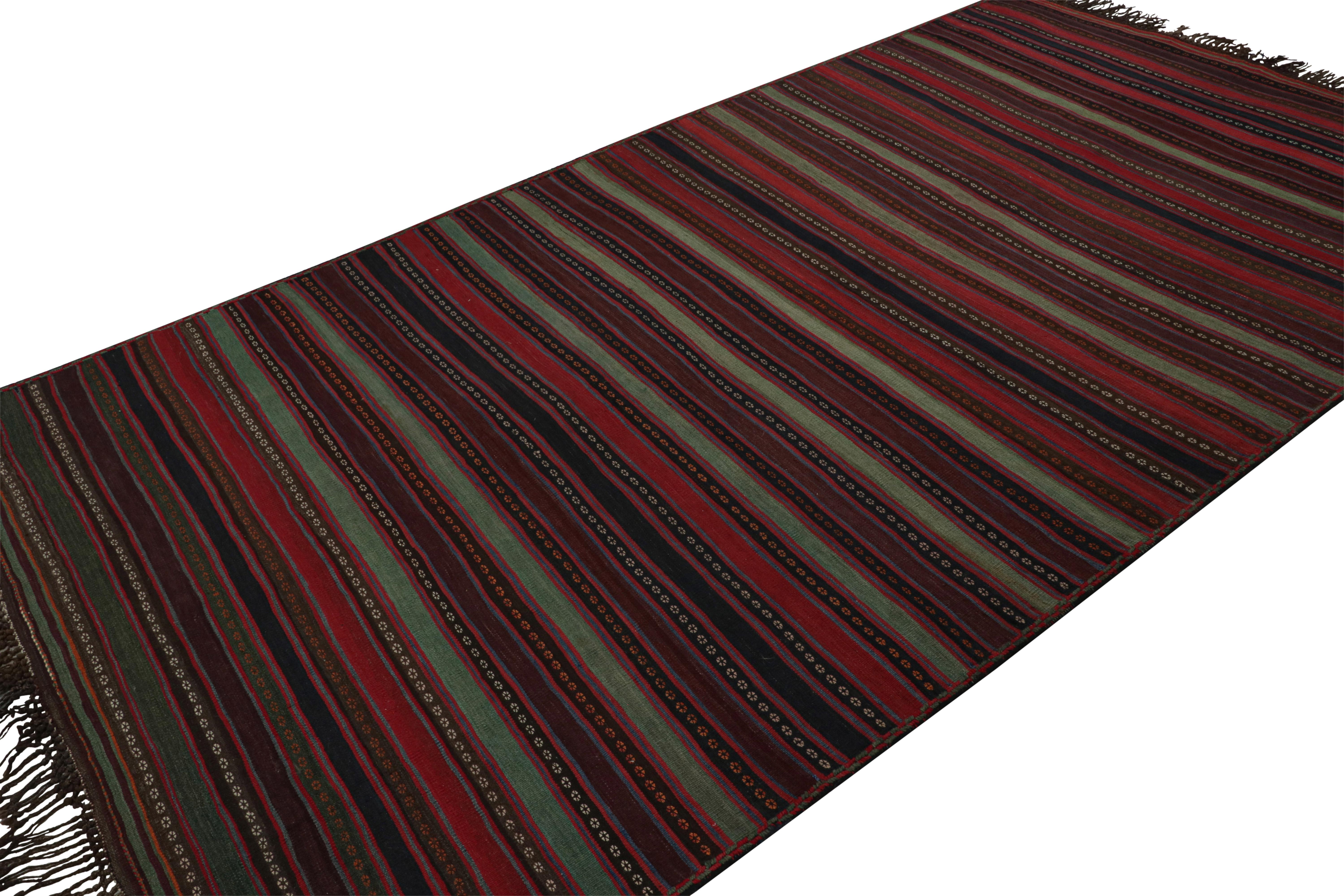 Dieser handgeknüpfte Wollteppich im Format 6x12 aus afghanischen Stämmen ist ein außergewöhnlich einfaches Stück mit bunten Streifen und einer schlichten Präsenz. 

Über das Design: 

Dieser Teppich ist eine aufregende Neuheit in der Rug & Kilim