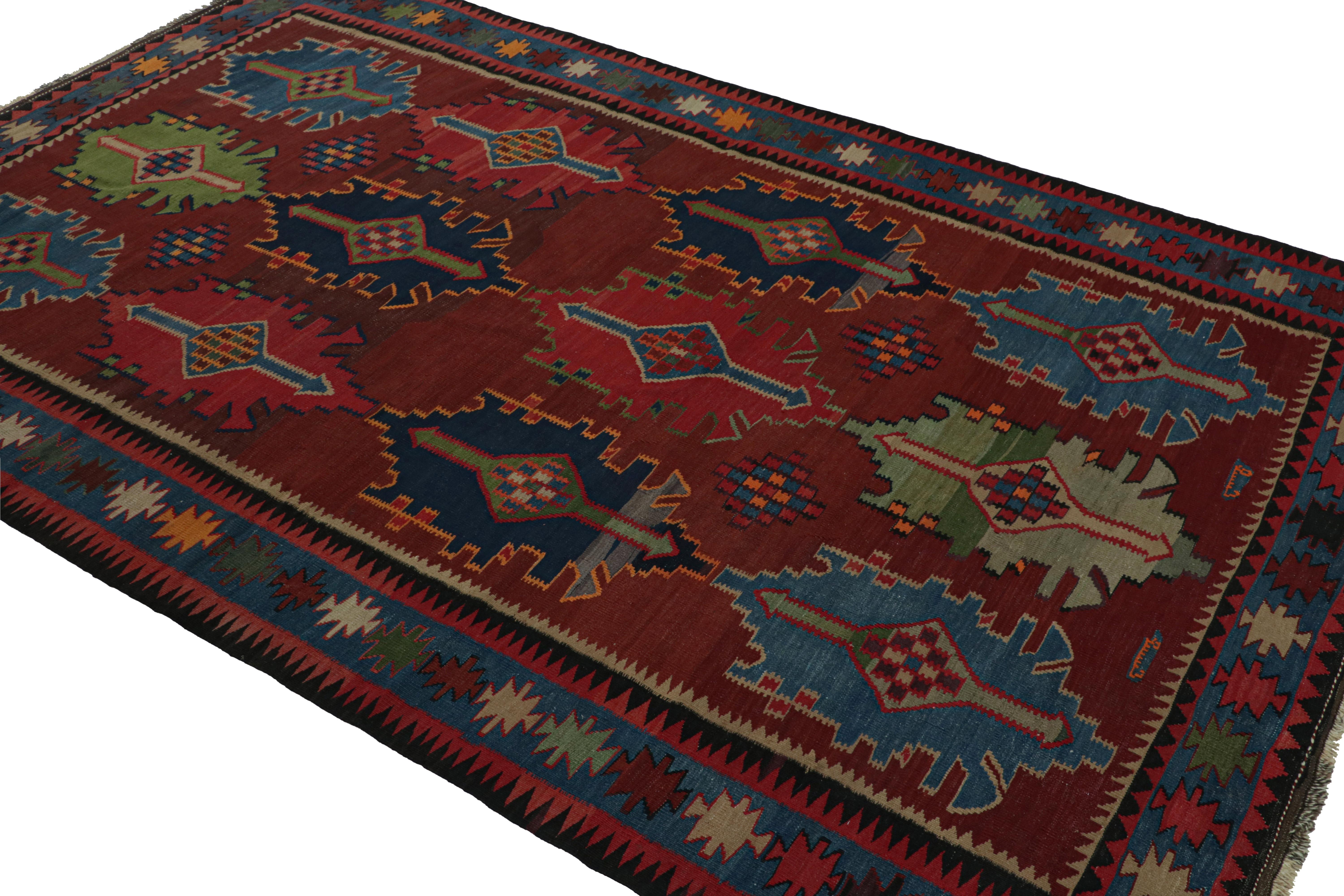 Exemplaire du design nomade, ce tapis kilim tribal afghan vintage 6x9, tissé à la main en laine avec un champ rouge, présente un design rare avec des motifs à grande échelle et des couleurs vibrantes. 

Sur le design : 

Les connaisseurs admireront