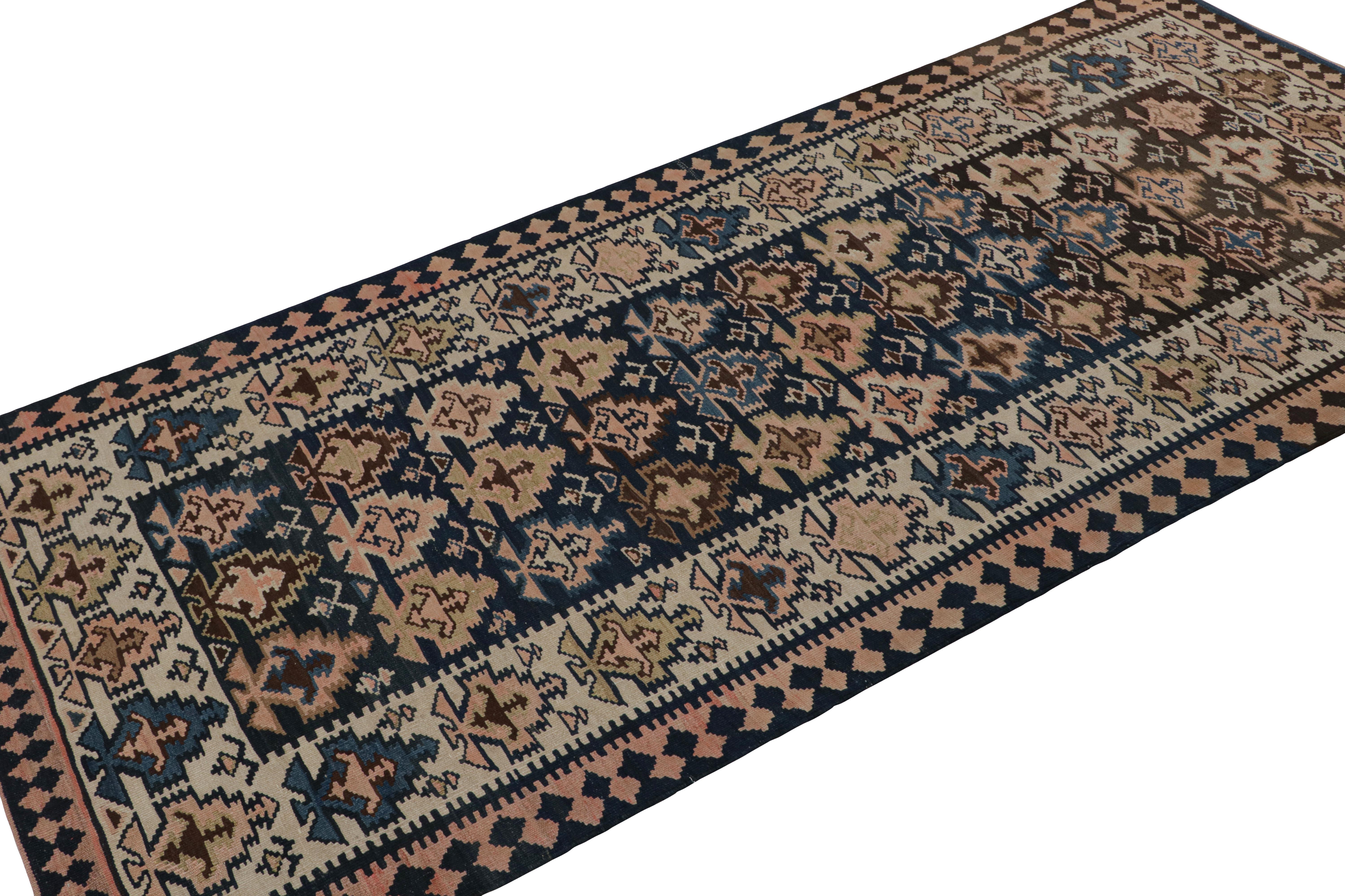 Handgeknüpft aus Wolle, ca. 1950-1960, zeigt dieser afghanische Stammesteppich im Format 4 x 9 geometrische Muster in verspielten Farben von Beige/Braun und Rosa auf einem marineblauen Feld. 

Über das Design: 

Die aufwendige Handwerkskunst und die
