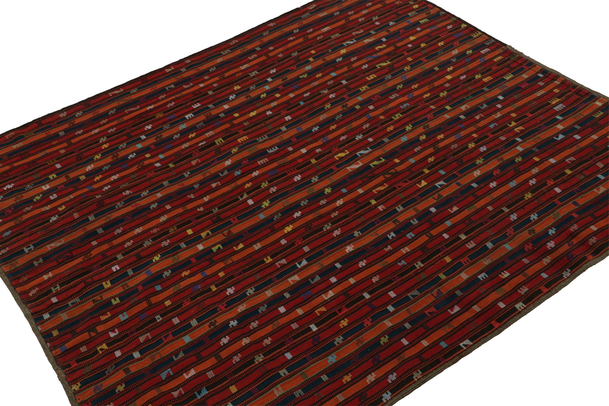 Dieser handgeknüpfte afghanische Stammes-Kilimteppich im Format 5x5 aus der Zeit um 1950-1960 ist ein ganz besonderes Stück aus der Rug & Kilim Collection, das eindeutig aus mehreren Flachgeweben in der Palas-Mode gewebt ist. 

Über das Design: