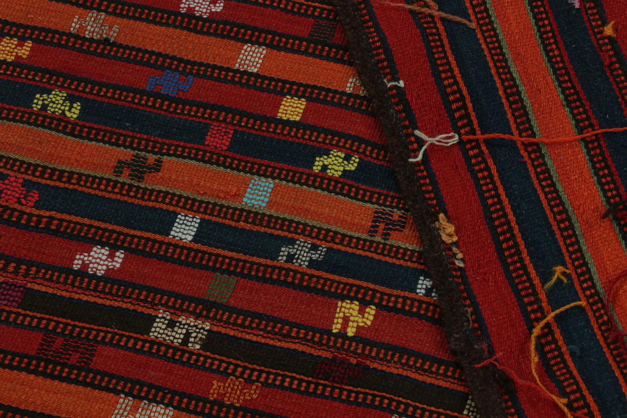 Afghanischer Stammeskunst-Kelim-Teppich im Vintage-Stil mit geometrischen Streifen, von Rug & Kilim im Angebot 1